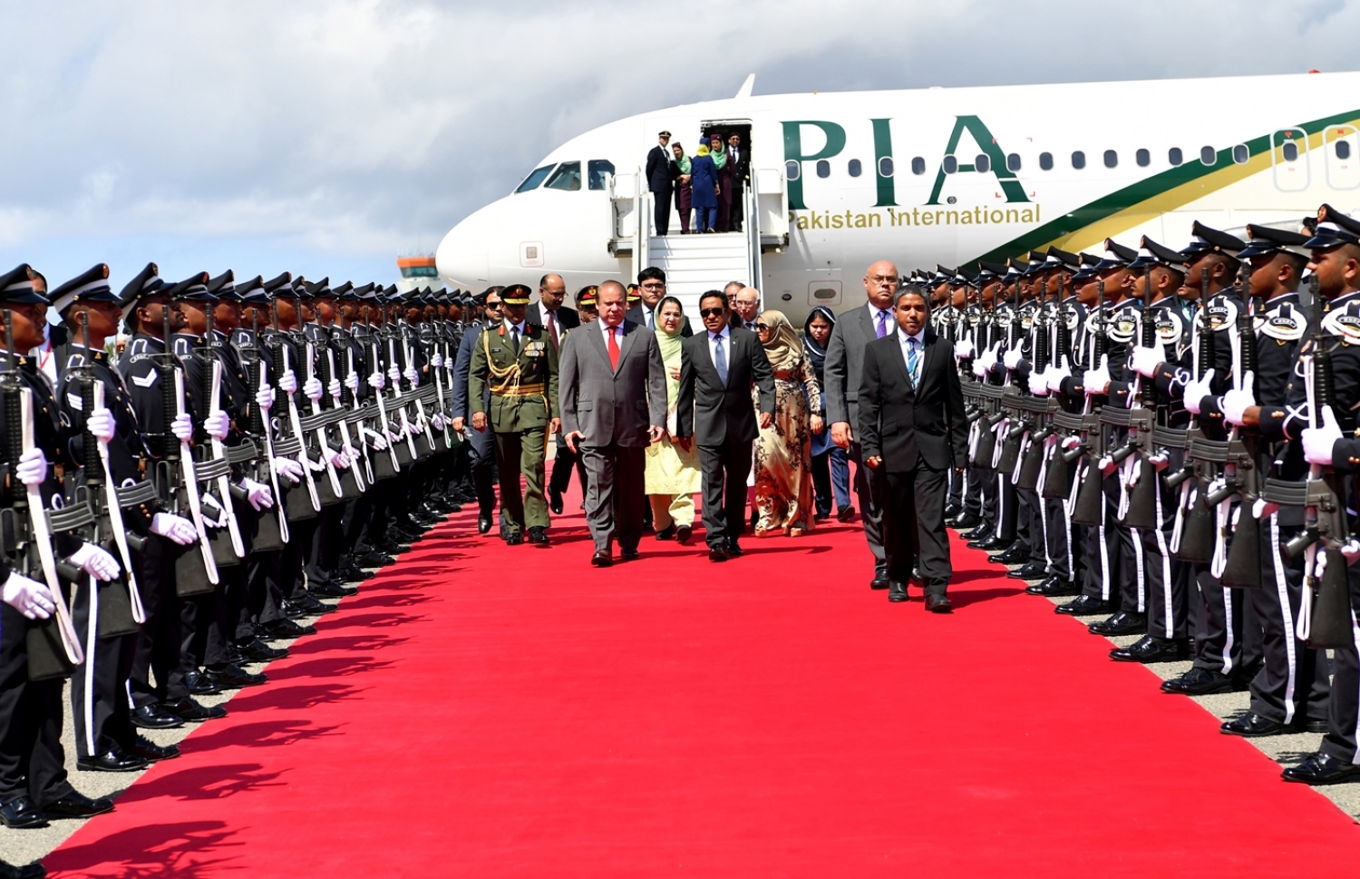 މާލެ: 25، ޖުލައި 2017: މި އަހަރުގެ މިނިވަންދުވަހުގެ ރަސްމިއްޔާތު ޝަރަފްވެރިކޮށްދެއްވުމަށް ޕާކިސްތާންގެ ބޮޑުވަޒީރު ނަވާޒް ޝަރީފް ރާއްޖެ ވަޑައިގަތުމުން ރައީސް ޔާމީންގެ ދެކަނބަލުން މަރުހަބާ ދަންނަވަނީ.-- ފޮޓޯ: ރައީސް އޮފީސް