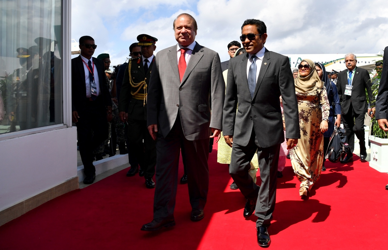 މާލެ: 25، ޖުލައި 2017: މި އަހަރުގެ މިނިވަންދުވަހުގެ ރަސްމިއްޔާތު ޝަރަފްވެރިކޮށްދެއްވުމަށް ޕާކިސްތާންގެ ބޮޑުވަޒީރު ނަވާޒް ޝަރީފް ރާއްޖެ ވަޑައިގަތުމުން، ރައީސް ޔާމީންގެ ދެކަނބަލުން މަރުހަބާ ދަންނަވަނީ.-- ފޮޓޯ: ރައީސް އޮފީސް