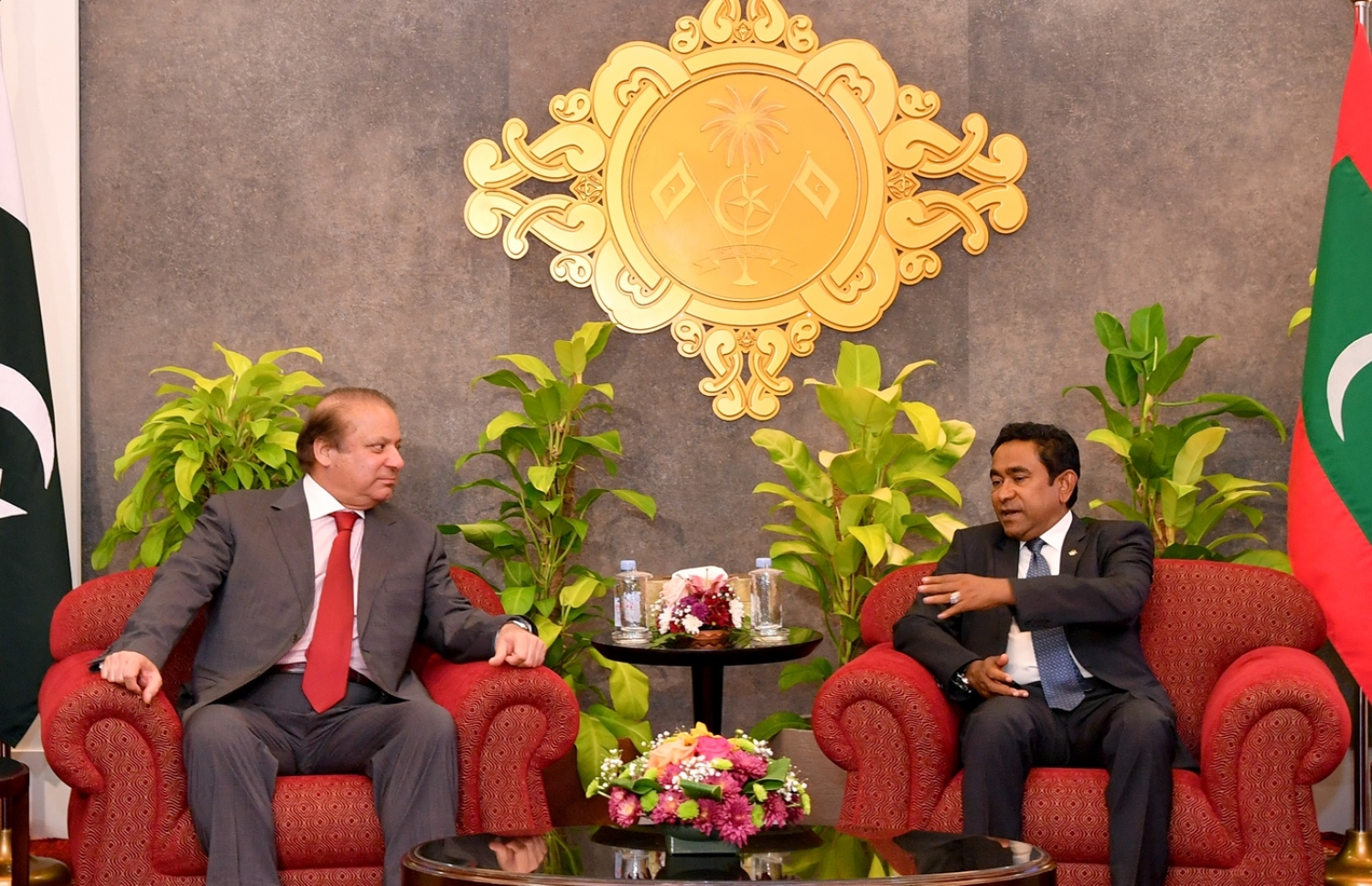 މާލެ: 25، ޖުލައި 2017: މި އަހަރުގެ މިނިވަންދުވަހުގެ ރަސްމިއްޔާތު ޝަރަފްވެރިކޮށްދެއްވުމަށް ޕާކިސްތާންގެ ބޮޑުވަޒީރު ނަވާޒް ޝަރީފް ރާއްޖެ ވަޑައިގެން، ރައީސް ޔާމީން އާ ބައްދަލުކުރައްވަނީ.-- ފޮޓޯ: ރައީސް އޮފީސް