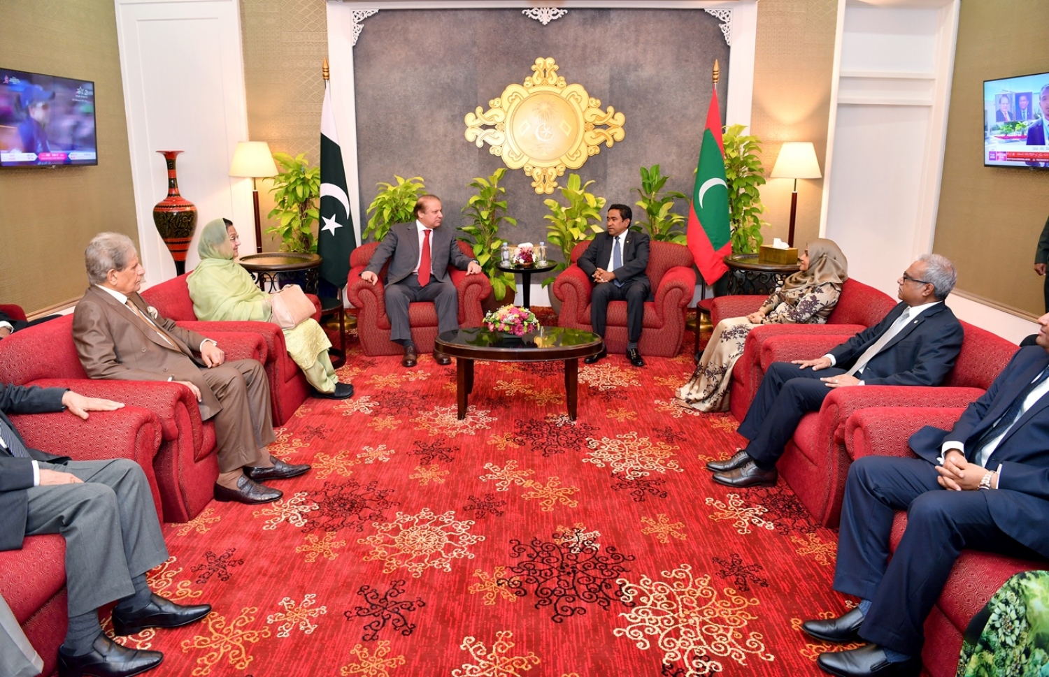 މާލެ: 25، ޖުލައި 2017: މި އަހަރުގެ މިނިވަންދުވަހުގެ ރަސްމިއްޔާތު ޝަރަފްވެރިކޮށްދެއްވުމަށް ޕާކިސްތާންގެ ބޮޑުވަޒީރު ނަވާޒް ޝަރީފް ރާއްޖެ ވަޑައިގެން، ސަރުކާރުގެ އިސްވެރިންނާއެކު ރައީސް އޮފީހުގައި ބައްދަލުކުރައްވަނީ.-- ފޮޓޯ: ރައީސް އޮފީސް