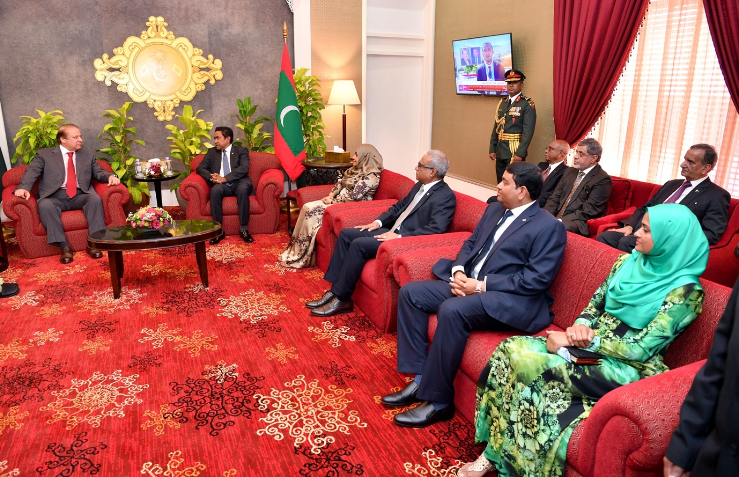 މާލެ: 25، ޖުލައި 2017: މި އަހަރުގެ މިނިވަންދުވަހުގެ ރަސްމިއްޔާތު ޝަރަފްވެރިކޮށްދެއްވުމަށް ޕާކިސްތާންގެ ބޮޑުވަޒީރު ނަވާޒް ޝަރީފް ރާއްޖެ ވަޑައިގެން، ސަރުކާރުގެ އިސްވެރިންނާއެކު ރައީސް އޮފީހުގައި ބައްދަލުކުރައްވަނީ.-- ފޮޓޯ: ރައީސް އޮފީސް