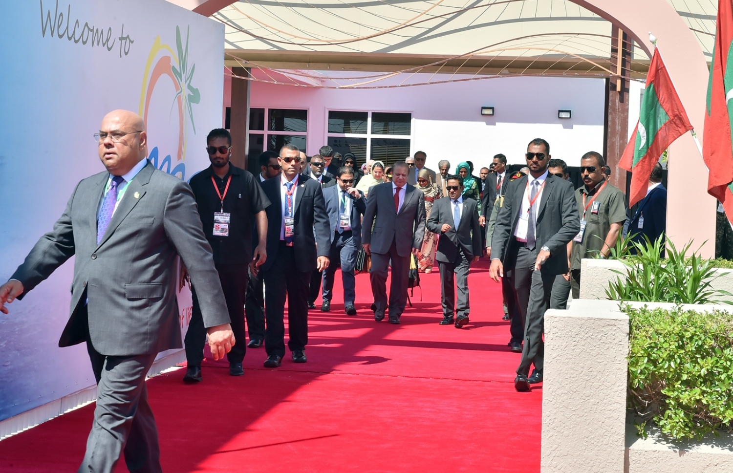 މާލެ: 25، ޖުލައި 2017: މި އަހަރުގެ މިނިވަންދުވަހުގެ ރަސްމިއްޔާތު ޝަރަފްވެރިކޮށްދެއްވުމަށް ޕާކިސްތާންގެ ބޮޑުވަޒީރު ނަވާޒް ޝަރީފް ރާއްޖެ ވަޑައިގަތުމުން ރައީސް ޔާމީންގެ ދެކަނބަލުން މަރުހަބާ ދަންނަވަނީ.-- ފޮޓޯ: ރައީސް އޮފީސް