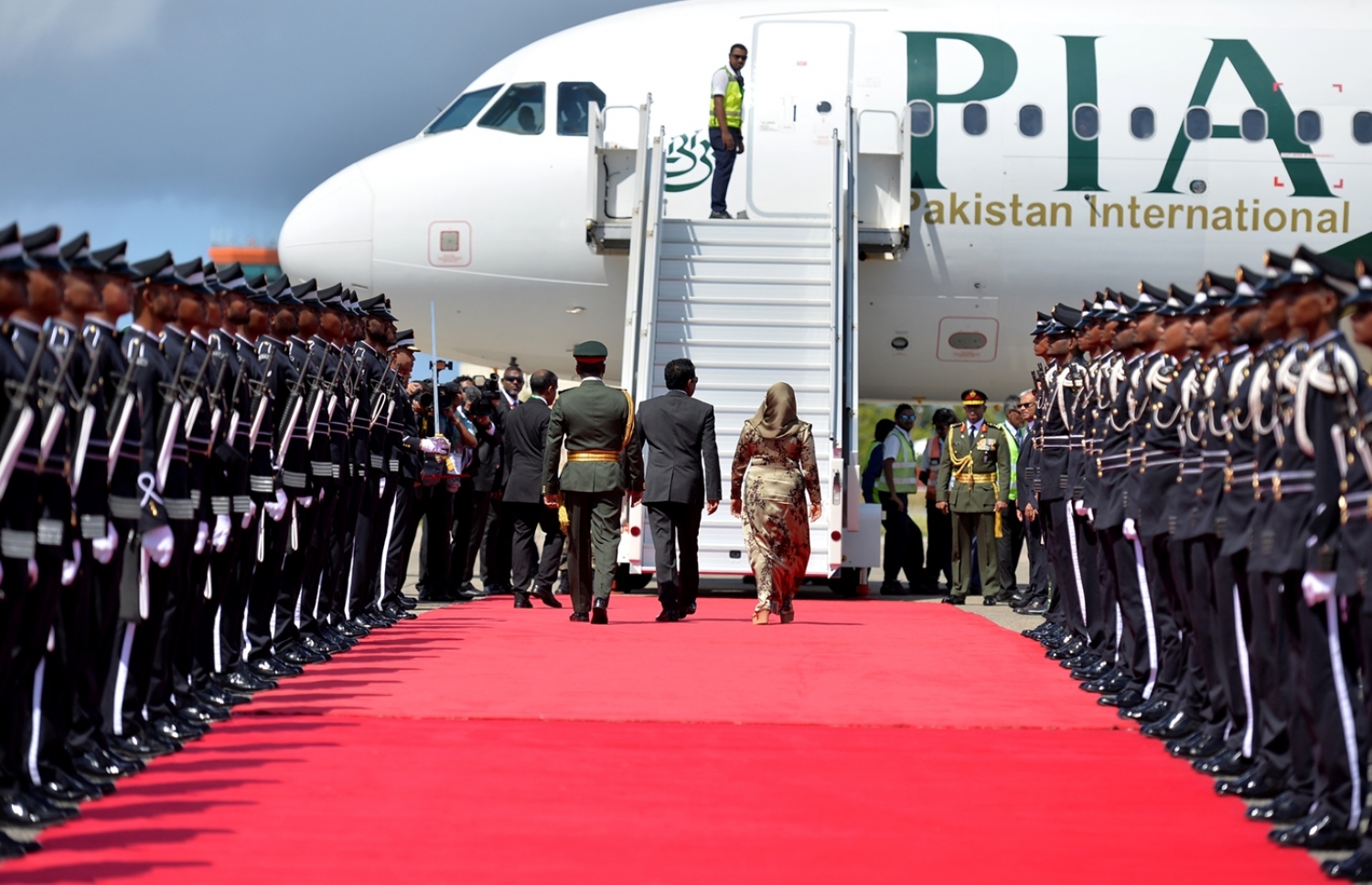 މާލެ: 25، ޖުލައި 2017: މި އަހަރުގެ މިނިވަންދުވަހުގެ ރަސްމިއްޔާތު ޝަރަފްވެރިކޮށްދެއްވުމަށް ޕާކިސްތާންގެ ބޮޑުވަޒީރު ނަވާޒް ޝަރީފް ރާއްޖެ ވަޑައިގަތުމުން ރައީސް ޔާމީންގެ ދެކަނބަލުން މަރުހަބާ ދަންނަވަނީ.-- ފޮޓޯ: ރައީސް އޮފީސް