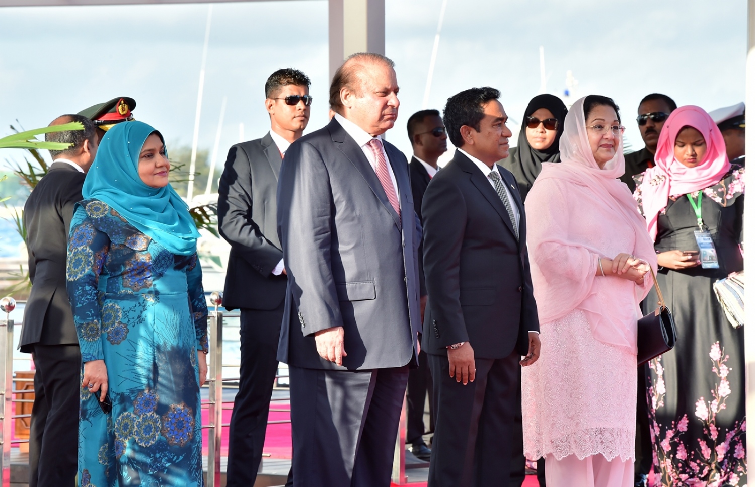 މާލެ: ޖުލައި 25، 2017- މިނިވަން ދުވަހުގެ ރަސްމިއްޔާތު ޝަރަފުވެރި ކޮށްދެއްވުމަށް ވަޑައިގެންނެވި ޕާކިސްތާނުގެ ބޮޑުވަޒީރު ނަވާޒް ޝަރީފަށް މަރުހަބާ ދެންނެވުމަށް ޖުމްހޫރީ މައިދާނުގައި ބޭއްވި ހާއްސަ ރަސްމިއްޔާތު -- ފޮޓޯ: ރައީސް އޮފީސް