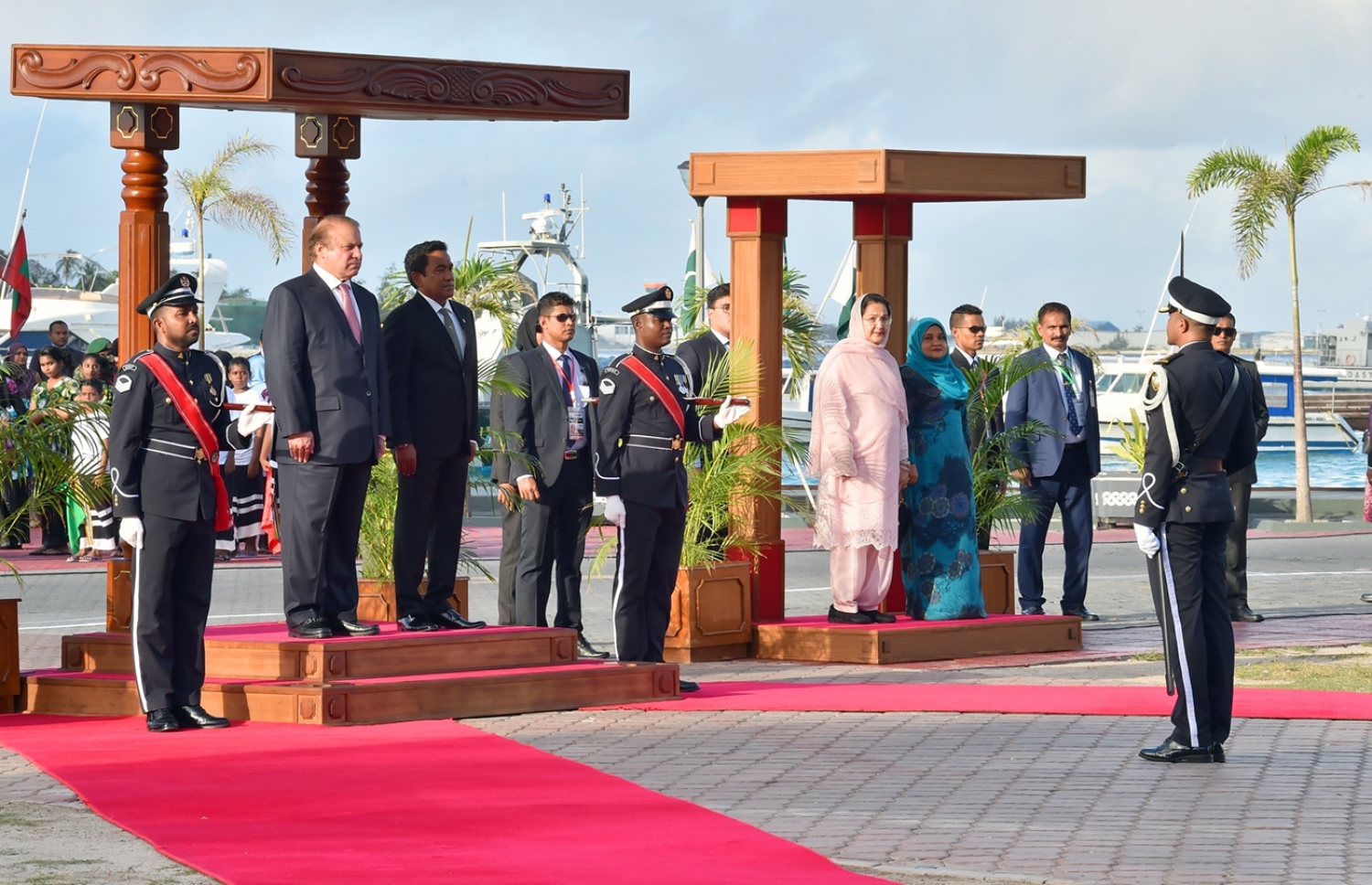 މާލެ: ޖުލައި 25، 2017- މިނިވަން ދުވަހުގެ ރަސްމިއްޔާތު ޝަރަފުވެރި ކޮށްދެއްވުމަށް ވަޑައިގެންނެވި ޕާކިސްތާނުގެ ބޮޑުވަޒީރު ނަވާޒް ޝަރީފަށް މަރުހަބާ ދެންނެވުމަށް ޖުމްހޫރީ މައިދާނުގައި ބޭއްވި ހާއްސަ ރަސްމިއްޔާތު -- ފޮޓޯ: ރައީސް އޮފީސް