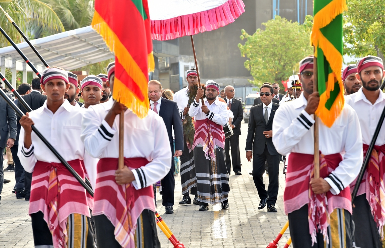 މާލެ: ޖުލައި 25، 2017- މިނިވަން ދުވަހުގެ ރަސްމިއްޔާތު ޝަރަފުވެރި ކޮށްދެއްވުމަށް ވަޑައިގެންނެވި ޕާކިސްތާނުގެ ބޮޑުވަޒީރު ނަވާޒް ޝަރީފަށް މަރުހަބާ ދެންނެވުމަށް ޖުމްހޫރީ މައިދާނުގައި ބޭއްވި ހާއްސަ ރަސްމިއްޔާތު -- ފޮޓޯ: ރައީސް އޮފީސް