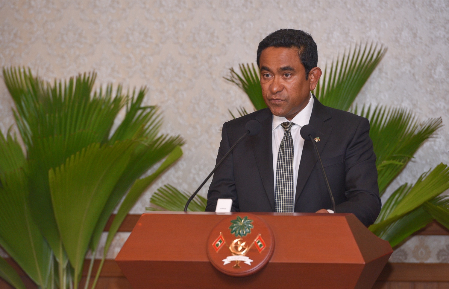 މާލެ: ޖުލައި 25، 2017- މި އަހަރުގެ މިނިވަން ދުވަހުގެ ރަސްމިއްޔާތު ޝަރަފުވެރި ކޮށްދެއްވުމަށް ޕާކިސްތާނުގެ ބޮޑުވަޒީރު ނަވާޒް ޝަރީފް ރާއްޖެ ވަޑައިގަތުމަށްފަހު ރައީސް އޮފީހުގައި ރައީސް އަބްދުﷲ ޔާމީނާއި ދެގައުމުގެ ކެބިނެޓް މެމްބަރުންނާއި ބައްދަލުކުރެއްވުމުގެ ތެރެއިން.---ފޮޓޯ: ހުސައިން ވަހީދު /މިހާރު