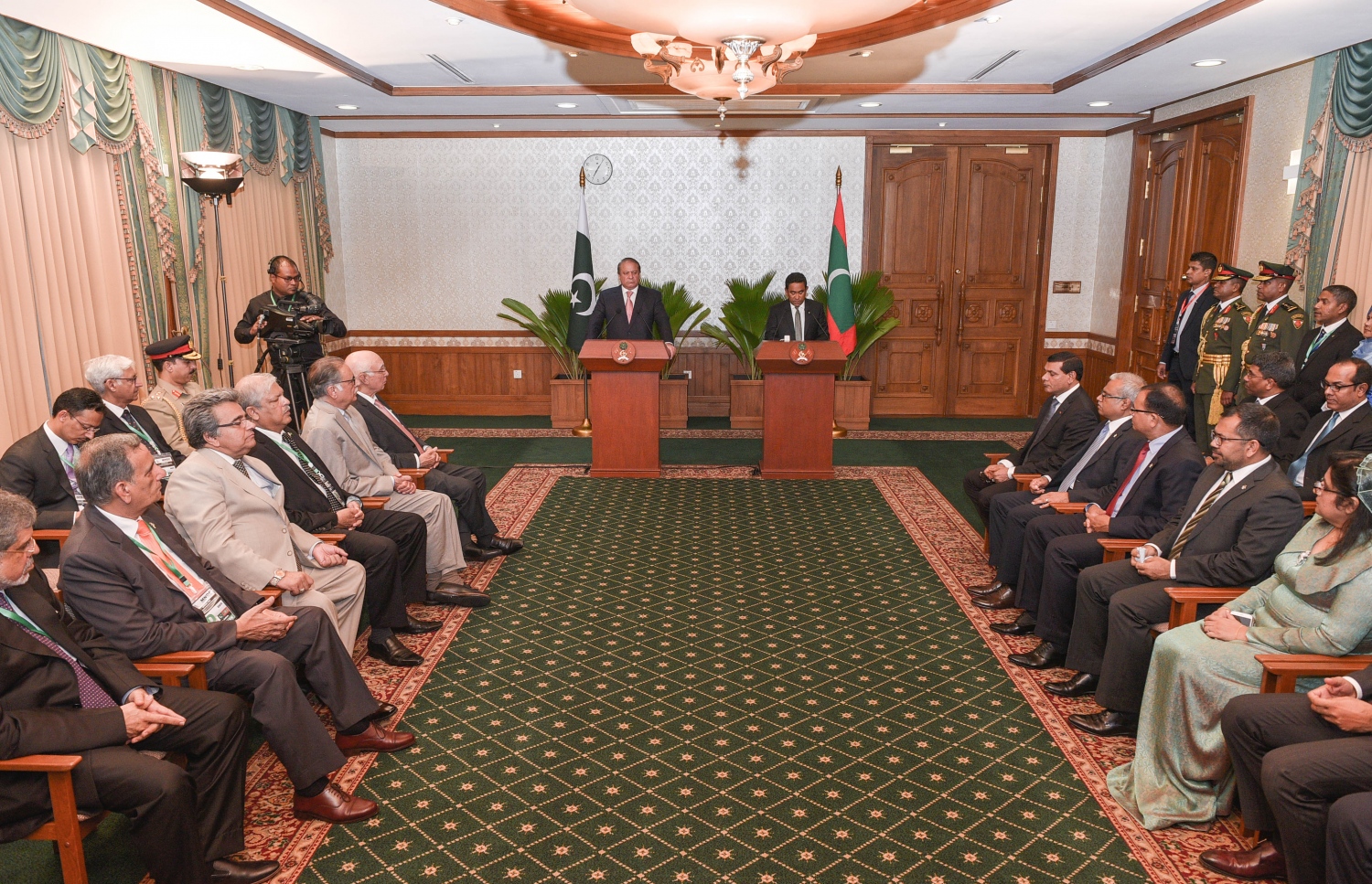 މާލެ: ޖުލައި 25، 2017- މިނިވަން ދުވަހުގެ ރަސްމިއްޔާތު ޝަރަފުވެރި ކޮށްދެއްވުމަށް ވަޑައިގެންނެވި ޕާކިސްތާނުގެ ބޮޑުވަޒީރު ނަވާޒް ޝަރީފާއި ރައީސް އަބްދުﷲ ޔާމީން ރައީސް އޮފީހުގައި މިއަދު ވާހަކަފުޅު ދައްކަވަނީ -- ފޮޓޯ: ރައީސް އޮފީސް