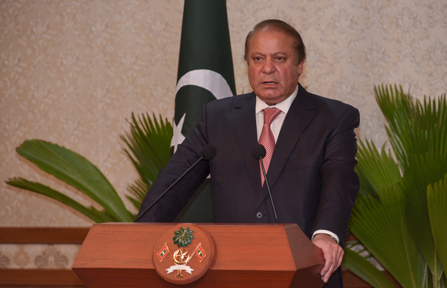 މާލެ: ޖުލައި 25، 2017- މި އަހަރުގެ މިނިވަން ދުވަހުގެ ރަސްމިއްޔާތު ޝަރަފުވެރި ކޮށްދެއްވުމަށް ޕާކިސްތާނުގެ ބޮޑުވަޒީރު ނަވާޒް ޝަރީފް ރާއްޖެ ވަޑައިގަތުމަށްފަހު ރައީސް އޮފީހުގައި ރައީސް އަބްދުﷲ ޔާމީނާއި ދެރައީސުން މީޑިއާއާއި މުހާތަބުކޮށް ވާހަކަދައްކަވަނީ.---ފޮޓޯ: ހުސައިން ވަހީދު /މިހާރު