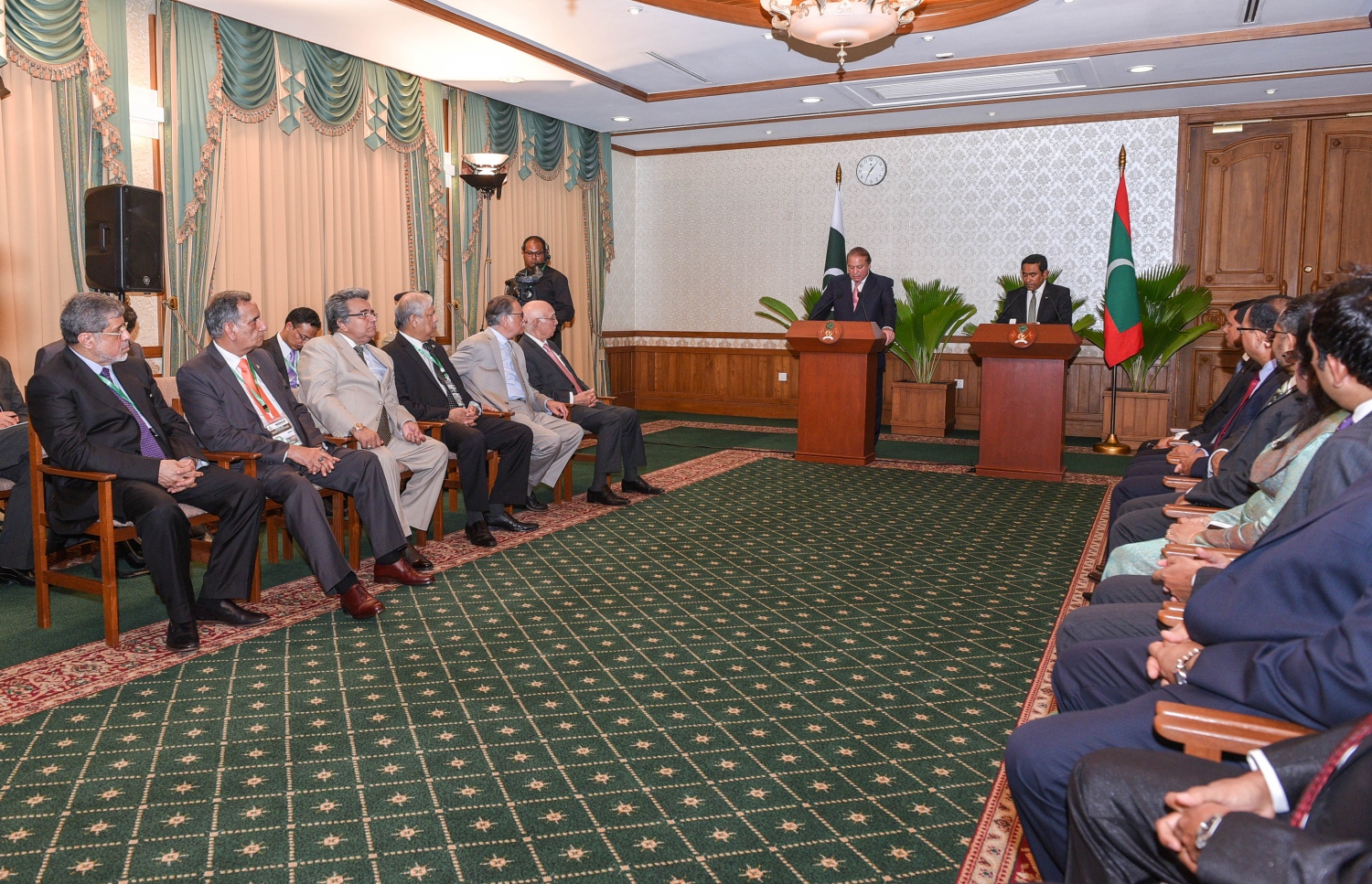 މާލެ: ޖުލައި 25، 2017- މިނިވަން ދުވަހުގެ ރަސްމިއްޔާތު ޝަރަފުވެރި ކޮށްދެއްވުމަށް ވަޑައިގެންނެވި ޕާކިސްތާނުގެ ބޮޑުވަޒީރު ނަވާޒް ޝަރީފާއި ރައީސް އަބްދުﷲ ޔާމީން ރައީސް އޮފީހުގައި މިއަދު ވާހަކަފުޅު ދައްކަވަނީ -- ފޮޓޯ: ރައީސް އޮފީސް