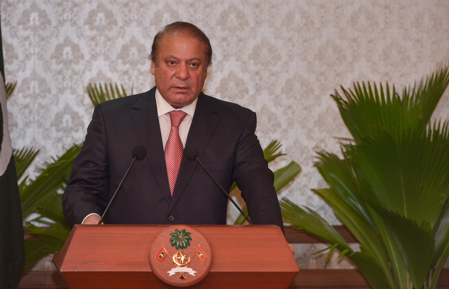 މާލެ: ޖުލައި 25، 2017- މިނިވަން ދުވަހުގެ ރަސްމިއްޔާތު ޝަރަފުވެރި ކޮށްދެއްވުމަށް ވަޑައިގެންނެވި ޕާކިސްތާނުގެ ބޮޑުވަޒީރު ނަވާޒް ޝަރީފް ރައީސް އޮފީހުގައި މިއަދު ވާހަކަފުޅު ދައްކަވަނީ -- ފޮޓޯ: ރައީސް އޮފީސް