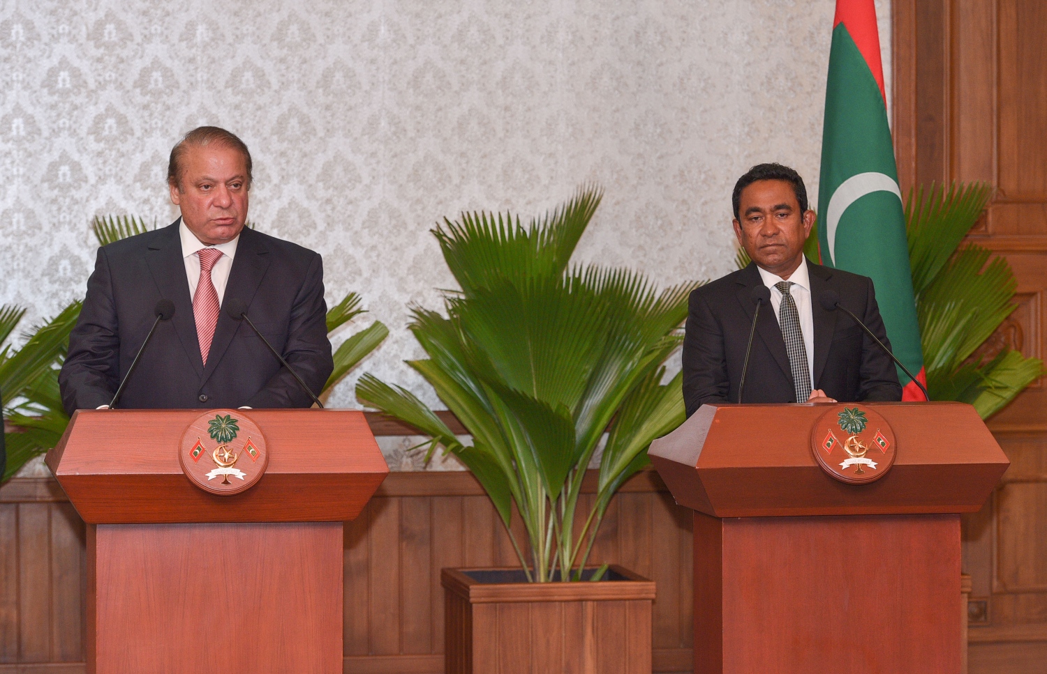 މާލެ: ޖުލައި 25، 2017- މިނިވަން ދުވަހުގެ ރަސްމިއްޔާތު ޝަރަފުވެރި ކޮށްދެއްވުމަށް ވަޑައިގެންނެވި ޕާކިސްތާނުގެ ބޮޑުވަޒީރު ނަވާޒް ޝަރީފާއި ރައީސް އަބްދުﷲ ޔާމީން ރައީސް އޮފީހުގައި މިއަދު ވާހަކަފުޅު ދައްކަވަނީ -- ފޮޓޯ: ރައީސް އޮފީސް