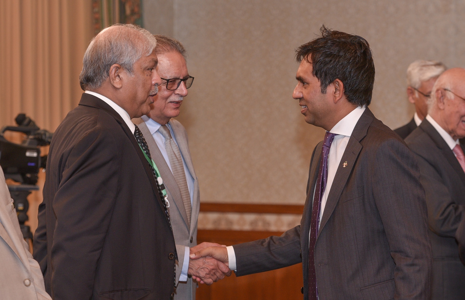 މާލެ: ޖުލައި 25، 2017- މިނިވަން ދުވަހުގެ ރަސްމިއްޔާތު ޝަރަފުވެރި ކޮށްދެއްވުމަށް ވަޑައިގެންނެވި ޕާކިސްތާނުގެ ބޮޑުވަޒީރު ނަވާޒް ޝަރީފްގެ ވަފުދާއި ރާއްޖޭގެ ވަފުދުގެ ބޭފުޅުން ރައީސް އޮފީހުގައި މިއަދު ސަލާމް ކުރައްވަނީ -- ފޮޓޯ: ރައީސް އޮފީސް