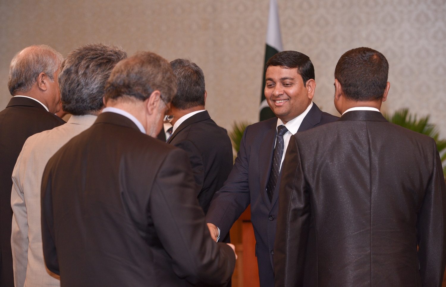 މާލެ: ޖުލައި 25، 2017- މިނިވަން ދުވަހުގެ ރަސްމިއްޔާތު ޝަރަފުވެރި ކޮށްދެއްވުމަށް ވަޑައިގެންނެވި ޕާކިސްތާނުގެ ބޮޑުވަޒީރު ނަވާޒް ޝަރީފާއި ރައީސް އަބްދުﷲ ޔާމީން ޕާކިސްތާނާއި ރާއްޖޭގެ ރަސްމީ ވާހަކަތައް ރައީސް އޮފީހުގައި ފެއްޓެވުމުގެ ކުރިން ދެ ގައުމުގެ ވަފުދު ސަލާމް ކުރައްވަނީ -- ފޮޓޯ: ރައީސް އޮފީސް