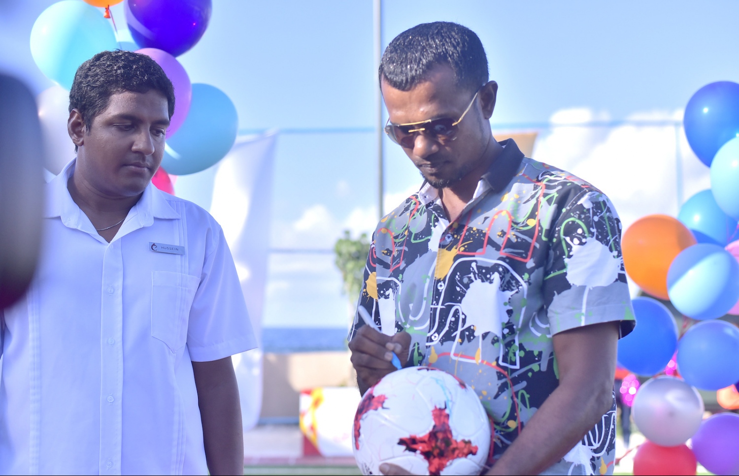 ރަސްމިއްޔާތުގެ ޝަރަފްވެރި މެހްމާން ތޯރިގު ބޯޅައިގައި ސޮއިކުރަނީ.-- ފޮޓޯ: އައްޒާމް އަލިފުޅު/ މިހާރު