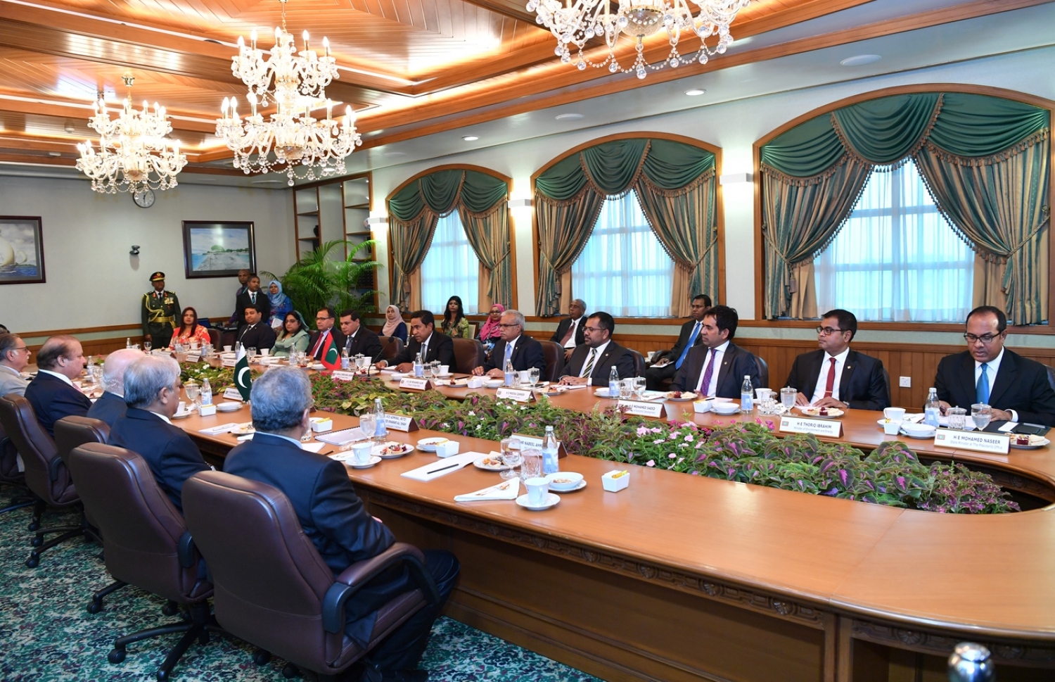 މާލެ: ޖުލައި 25، 2017- މިނިވަން ދުވަހުގެ ރަސްމިއްޔާތު ޝަރަފުވެރި ކޮށްދެއްވުމަށް ވަޑައިގެންނެވި ޕާކިސްތާނުގެ ބޮޑުވަޒީރު ނަވާޒް ޝަރީފާ އެކު ރައީސް އަބްދުﷲ ޔާމީން އިސްވެ، ޕާކިސްތާނާއި ރާއްޖޭގެ ރަސްމީ ވާހަކަތައް ރައީސް އޮފީހުގައި މިއަދު ކުރިއަށް ދަނީ -- ފޮޓޯ: ރައީސް އޮފީސް