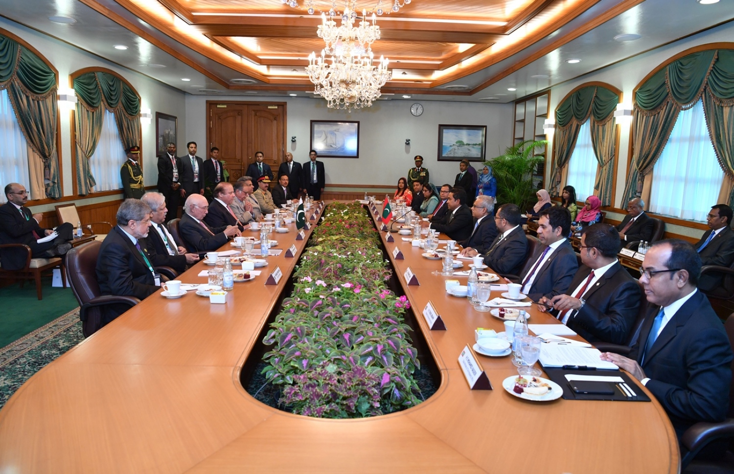 މާލެ: ޖުލައި 25، 2017- މިނިވަން ދުވަހުގެ ރަސްމިއްޔާތު ޝަރަފުވެރި ކޮށްދެއްވުމަށް ވަޑައިގެންނެވި ޕާކިސްތާނުގެ ބޮޑުވަޒީރު ނަވާޒް ޝަރީފާ އެކު ރައީސް އަބްދުﷲ ޔާމީން އިސްވެ، ޕާކިސްތާނާއި ރާއްޖޭގެ ރަސްމީ ވާހަކަތައް ރައީސް އޮފީހުގައި މިއަދު ކުރިއަށް ދަނީ -- ފޮޓޯ: ރައީސް އޮފީސް