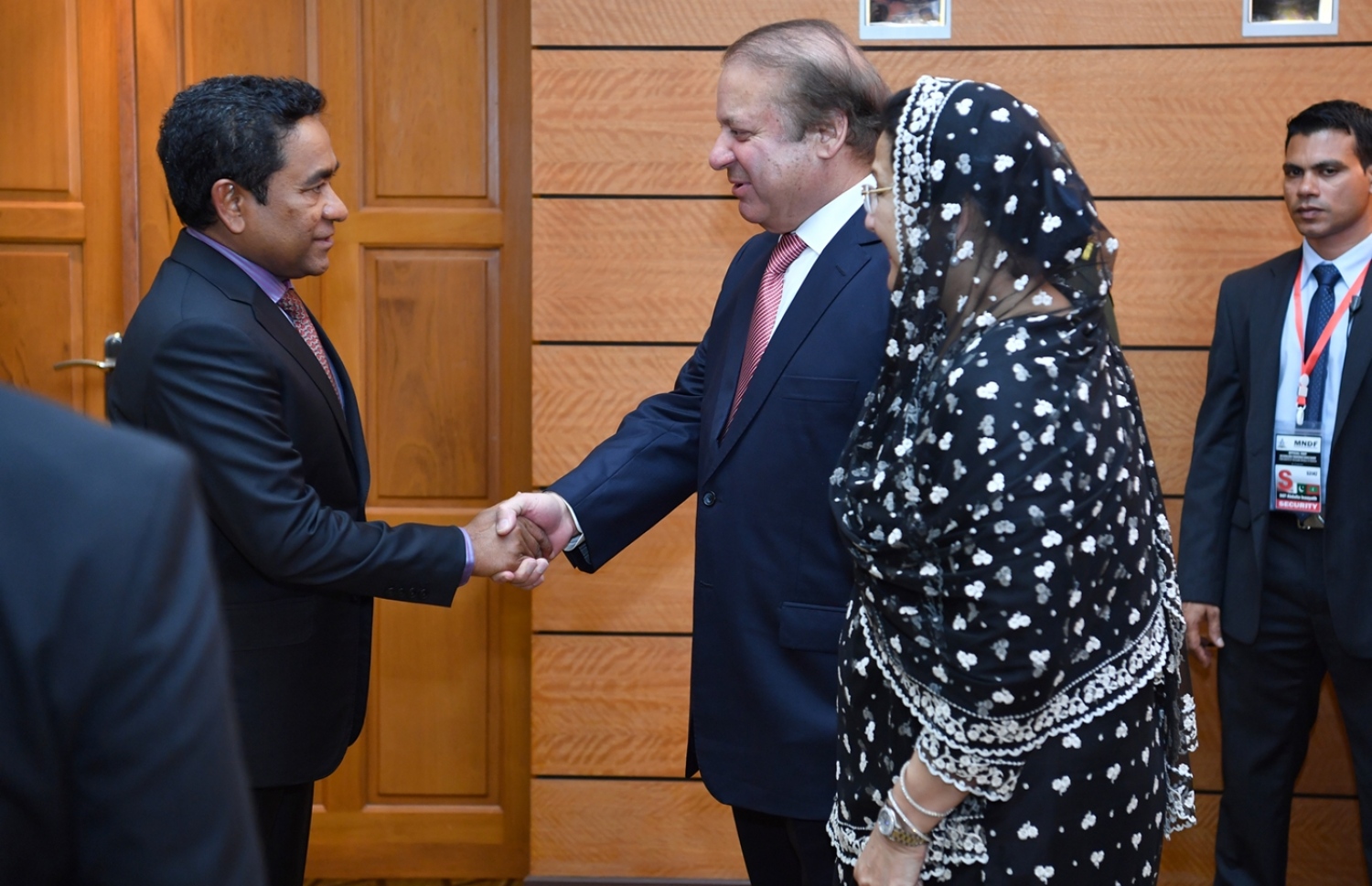 މާލެ: ޖުލައި 25، 2017: ޕާކިސްތާނުގެ ބޮޑުވަޒީރު ނަވާޒް ޝަރީފުގެ ދެކަނބަލުންގެ ޝަރަފުގައި، ރައީސް ޔާމީންގެ ދެކަނބަލުން ދެއްވި ރަސްމީ ޖާފަތުގައި ބޮޑުވަޒީރު ނަވާޒް ޝަރީފްގެ ދެކަނބަލުން ބައިވެރިވެ ވަޑައިގަތުމުން، ރައީސް ޔާމީން މަރުހަބާ ދަންނަވަނީ -- ފޮޓޯ: ރައީސް އޮފީސް