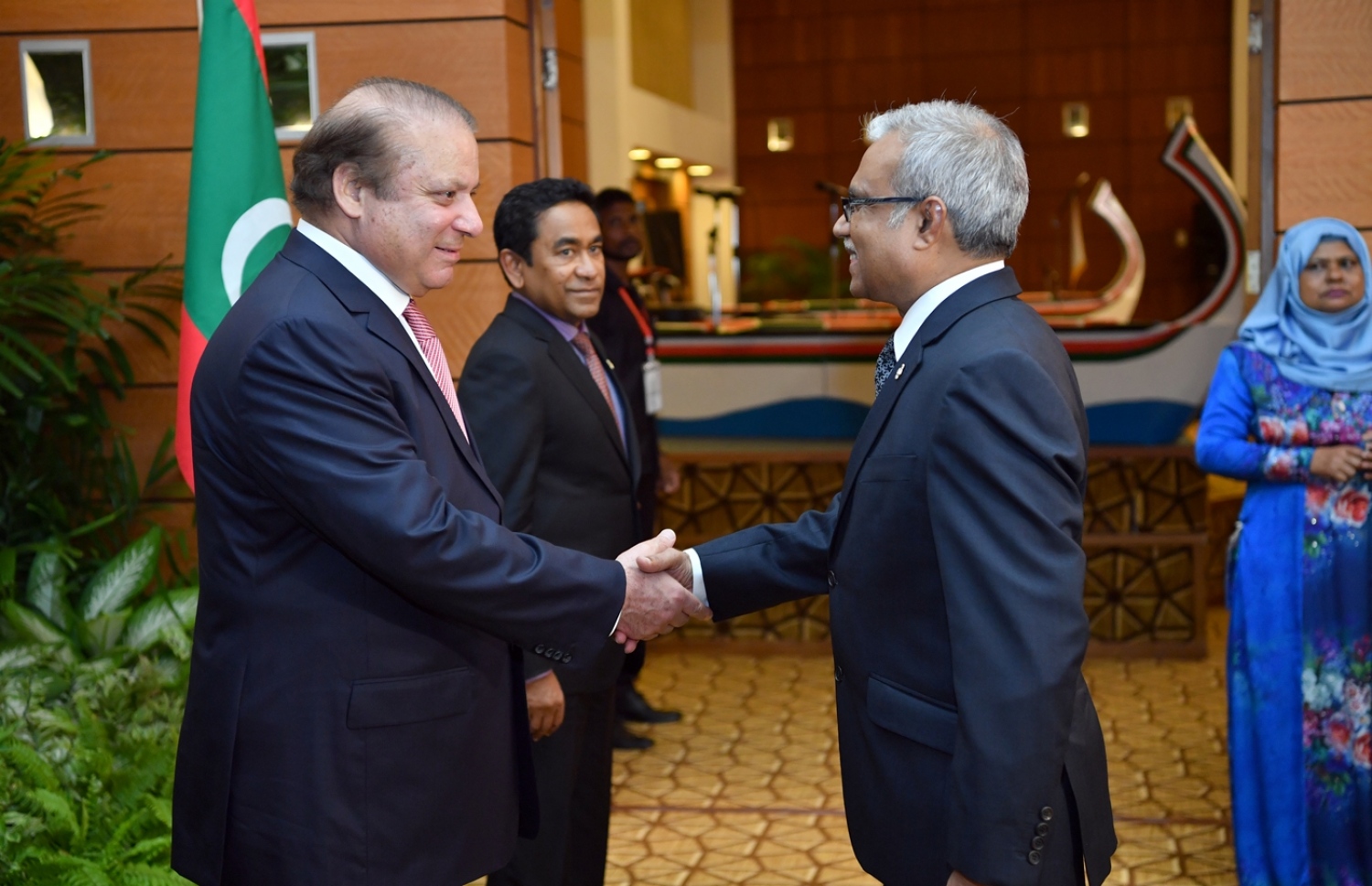 މާލެ: ޖުލައި 25، 2017: ޕާކިސްތާނުގެ ބޮޑުވަޒީރު ނަވާޒް ޝަރީފުގެ ދެކަނބަލުންގެ ޝަރަފުގައި، ރައީސް ޔާމީންގެ ދެކަނބަލުން ދެއްވި ރަސްމީ ޖާފަތުގައި ފޮރިން މިނިސްޓަރު މުހައްމަދު އާސިމް(ކ)، ބޮޑުވަޒީރު ނަވާޒް އާ ސަލާމް ކުރައްވަނީ-- ފޮޓޯ: ރައީސް އޮފީސް