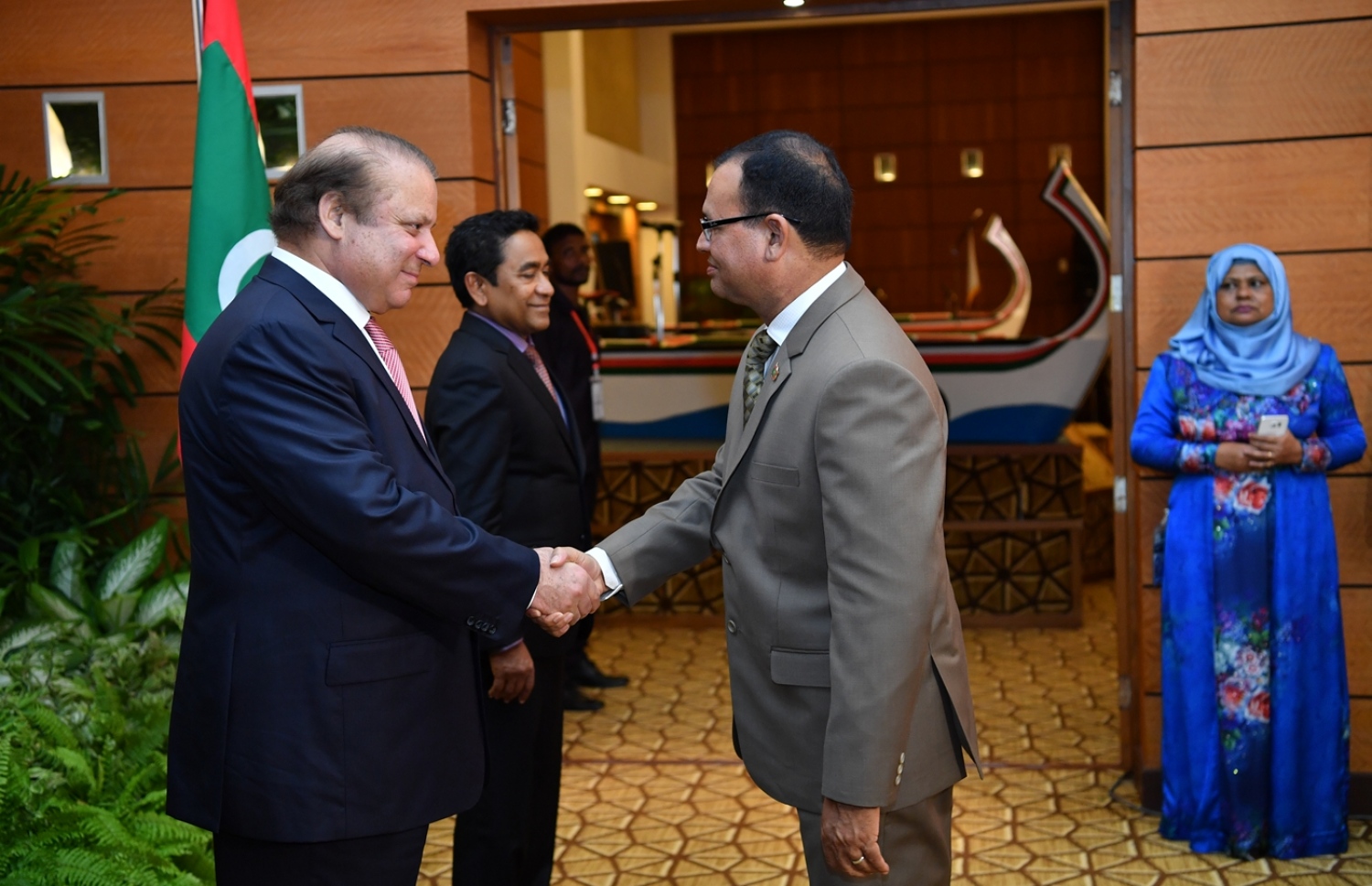 މާލެ: ޖުލައި 25، 2017: ޕާކިސްތާނުގެ ބޮޑުވަޒީރު ނަވާޒް ޝަރީފުގެ ދެކަނބަލުންގެ ޝަރަފުގައި، ރައީސް ޔާމީންގެ ދެކަނބަލުން ދެއްވި ރަސްމީ ޖާފަތުގައި ޑިފެންސް މިނިސްޓަރު އާދަމް ޝަރީފް(ކ)، ބޮޑުވަޒީރު ނަވާޒް އާ ސަލާމް ކުރައްވަނީ-- ފޮޓޯ: ރައީސް އޮފީސް