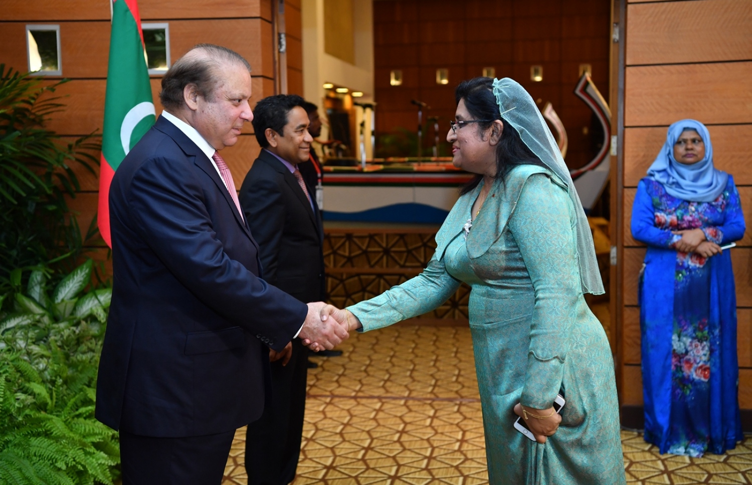 މާލެ: ޖުލައި 25، 2017: ޕާކިސްތާނުގެ ބޮޑުވަޒީރު ނަވާޒް ޝަރީފުގެ ދެކަނބަލުންގެ ޝަރަފުގައި، ރައީސް ޔާމީންގެ ދެކަނބަލުން ދެއްވި ރަސްމީ ޖާފަތުގައި އާޒިމާ ޝަކޫރު(ކ)، ބޮޑުވަޒީރު ނަވާޒް އާ ސަލާމް ކުރައްވަނީ-- ފޮޓޯ: ރައީސް އޮފީސް