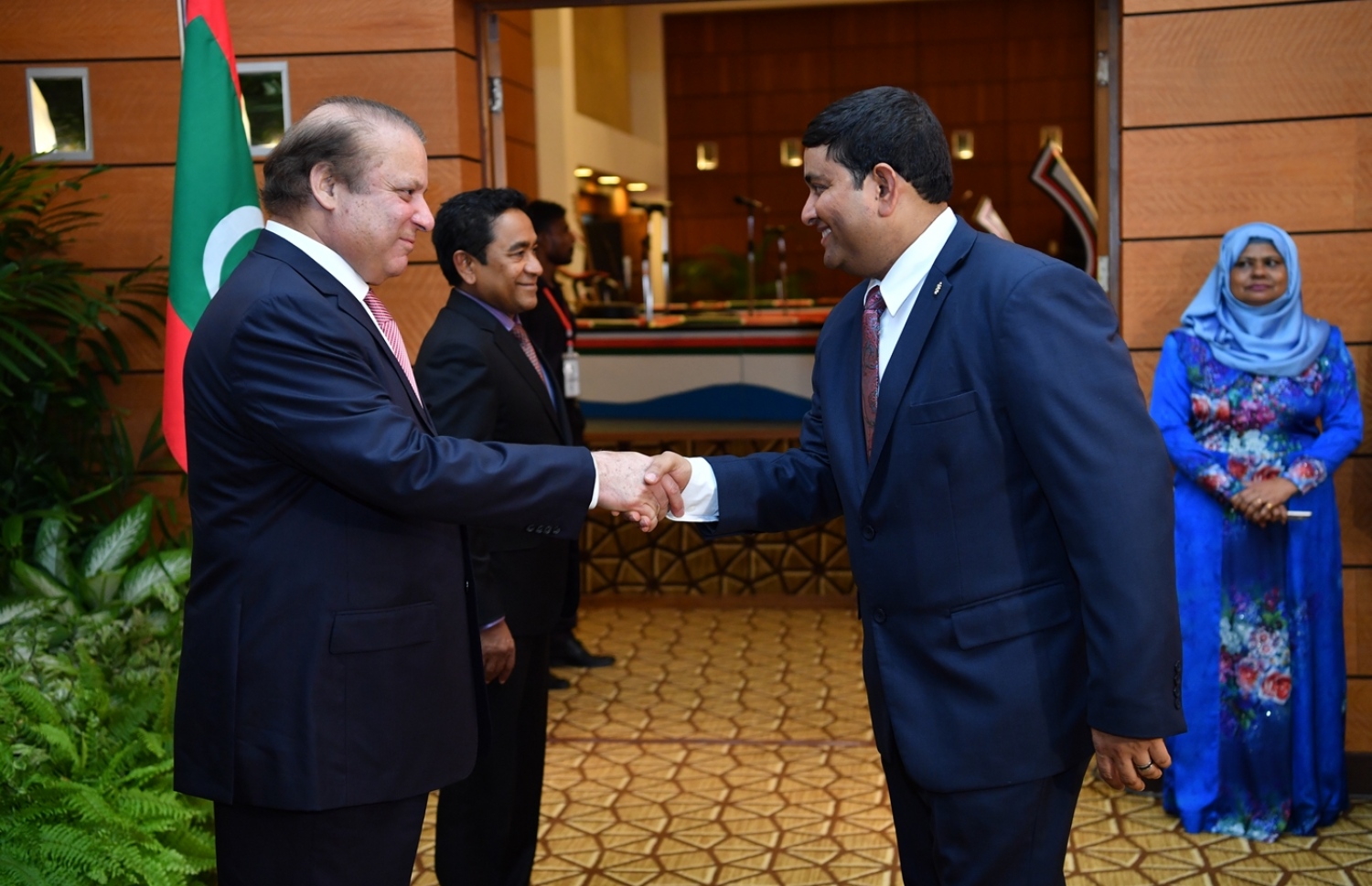 މާލެ: ޖުލައި 25، 2017: ޕާކިސްތާނުގެ ބޮޑުވަޒީރު ނަވާޒް ޝަރީފުގެ ދެކަނބަލުންގެ ޝަރަފުގައި، ރައީސް ޔާމީންގެ ދެކަނބަލުން ދެއްވި ރަސްމީ ޖާފަތުގައި ފިޝަރީޒް މިނިސްޓަރު މުހައްމަދު ޝައިނީ(ކ)، ބޮޑުވަޒީރު ނަވާޒް އާ ސަލާމް ކުރައްވަނީ-- ފޮޓޯ: ރައީސް އޮފީސް