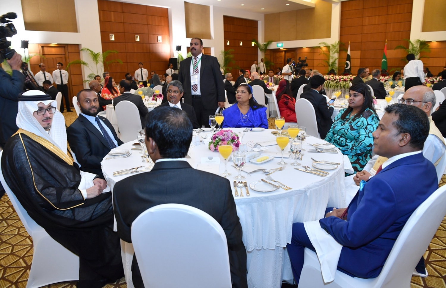 މާލެ: ޖުލައި 25، 2017: މިނިވަން ދުވަހުގެ ރަސްމިއްޔާތު ޝަރަފުވެރި ކޮށްދެއްވުމަށް ވަޑައިގެންނެވި ޕާކިސްތާނުގެ ބޮޑުވަޒީރު ނަވާޒް ޝަރީފުގެ ދެކަނބަލުންގެ ޝަރަފުގައި، ރައީސް ޔާމީންގެ ދެކަނބަލުން ދެއްވި ރަސްމީ ޖާފަތުގައި ސަރުކާރުގެ ބައެއް ވަޒީރުންނާއި އިސްވެރިން ވަޑައިގަންނަވަނީ-- ފޮޓޯ: ރައީސް އޮފީސް