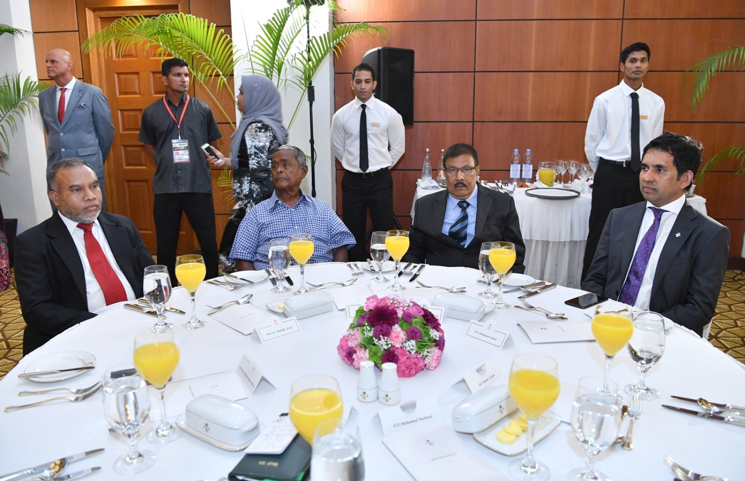 މާލެ: ޖުލައި 25، 2017: މިނިވަން ދުވަހުގެ ރަސްމިއްޔާތު ޝަރަފުވެރި ކޮށްދެއްވުމަށް ވަޑައިގެންނެވި ޕާކިސްތާނުގެ ބޮޑުވަޒީރު ނަވާޒް ޝަރީފުގެ ދެކަނބަލުންގެ ޝަރަފުގައި، ރައީސް ޔާމީންގެ ދެކަނބަލުން ދެއްވި ރަސްމީ ޖާފަތުގައި ސަރުކާރުގެ ބައެއް ވަޒީރުންނާއި އިސްވެރިން ބައިވެރިވެ ވަޑައިގަންނަވަނީ-- ފޮޓޯ: ރައީސް އޮފީސް