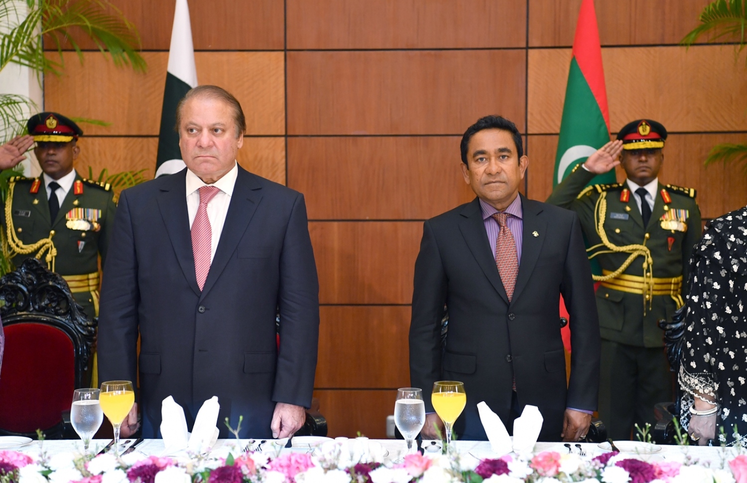 މާލެ: ޖުލައި 25، 2017: މިނިވަން ދުވަހުގެ ރަސްމިއްޔާތު ޝަރަފުވެރި ކޮށްދެއްވުމަށް ވަޑައިގެންނެވި ޕާކިސްތާނުގެ ބޮޑުވަޒީރު ނަވާޒް ޝަރީފުގެ ދެކަނބަލުންގެ ޝަރަފުގައި، ރައީސް ޔާމީންގެ ދެކަނބަލުން ދެއްވި ރަސްމީ ޖާފަތުގައި ރައީސް ޔާމީނާއި ނަވާޒް ޝަރީފު(ވ) ބައިވެރިވެ ވަޑައިގަންނަވަނީ-- ފޮޓޯ: ރައީސް އޮފީސް