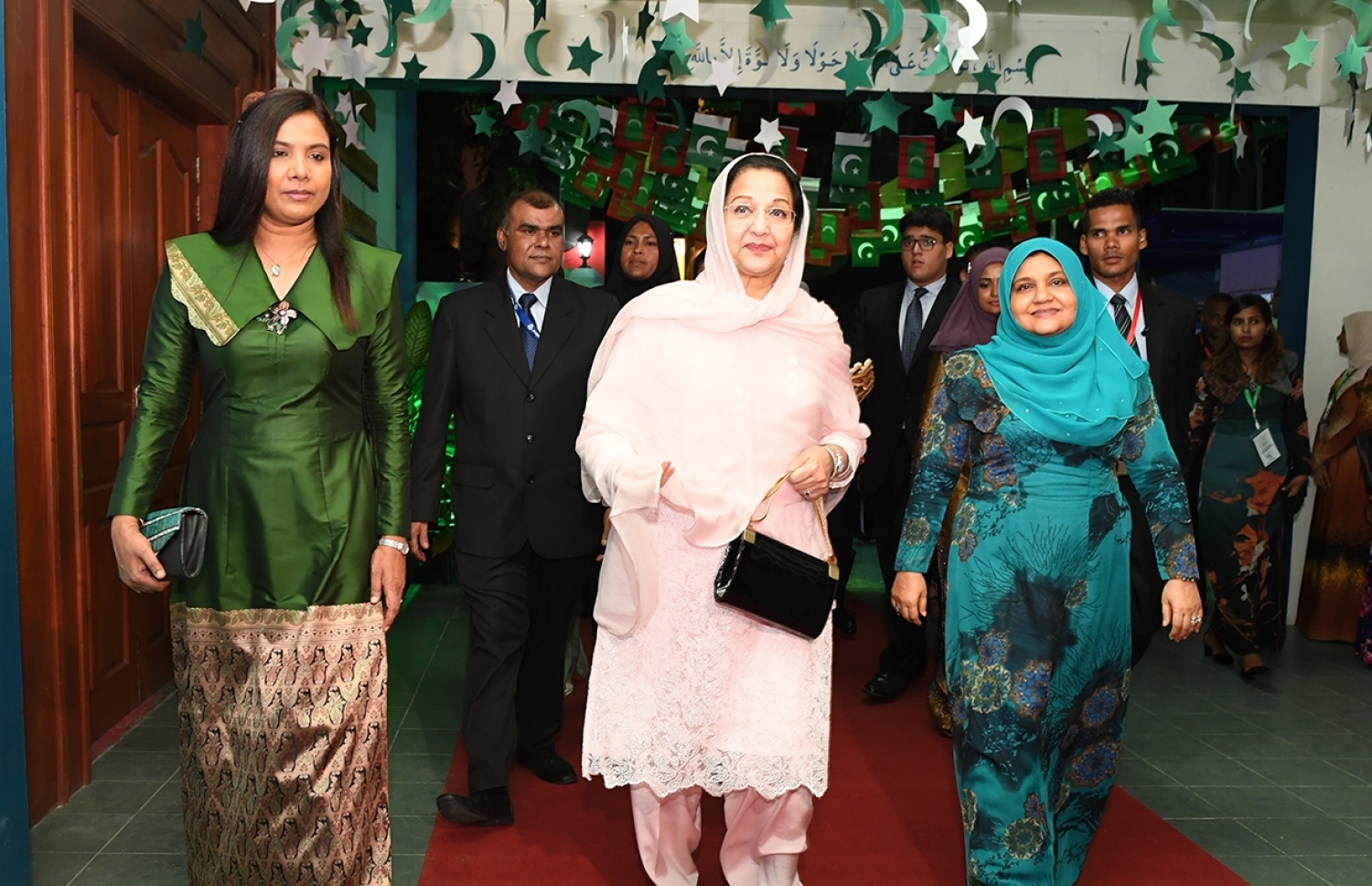 މާލެ: ޖުލައި 26، 2017: ރައީސް ޔާމީންގެ އަނބިކަނބަލުންނާއި ޕާކިސްތާނުގެ ބޮޑުވަޒީރުގެ އަނބިކަނބަލުން، ޖަމާލުއްދީން ސްކޫލަށް ކުރެއްވި ޒިޔާރަތުގެ ތެރެއިން.-- ފޮޓޯ: ރައީސް އޮފީސް