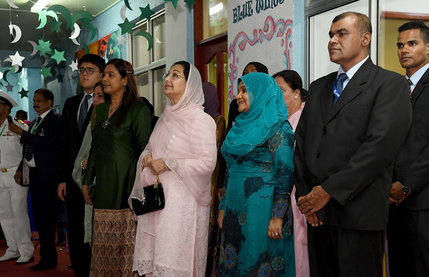 މާލެ: ޖުލައި 26، 2017: ރައީސް ޔާމީންގެ އަނބިކަނބަލުންނާއި ޕާކިސްތާނުގެ ބޮޑުވަޒީރުގެ އަނބިކަނބަލުން، ޖަމާލުއްދީން ސްކޫލަށް ކުރެއްވި ޒިޔާރަތުގައި ސްކޫލުގެ ދަރިވަރުންތަކެއް ހުށަހަޅައިދިން އައިޓަމެއް ބައްލަވާލައްވަނީ.-- ފޮޓޯ: ރައީސް އޮފީސް