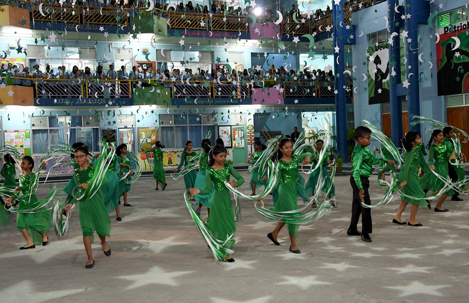 މާލެ: ޖުލައި 26، 2017: ރައީސް ޔާމީންގެ އަނބިކަނބަލުންނާއި ޕާކިސްތާނުގެ ބޮޑުވަޒީރުގެ އަނބިކަނބަލުން، ޖަމާލުއްދީން ސްކޫލަށް ކުރެއްވި ޒިޔާރަތުގައި ސްކޫލުގެ ދަރިވަރުންތަކެއް އައިޓަމެއް ހުށަހަޅައިދެނީ.-- ފޮޓޯ: ރައީސް އޮފީސް