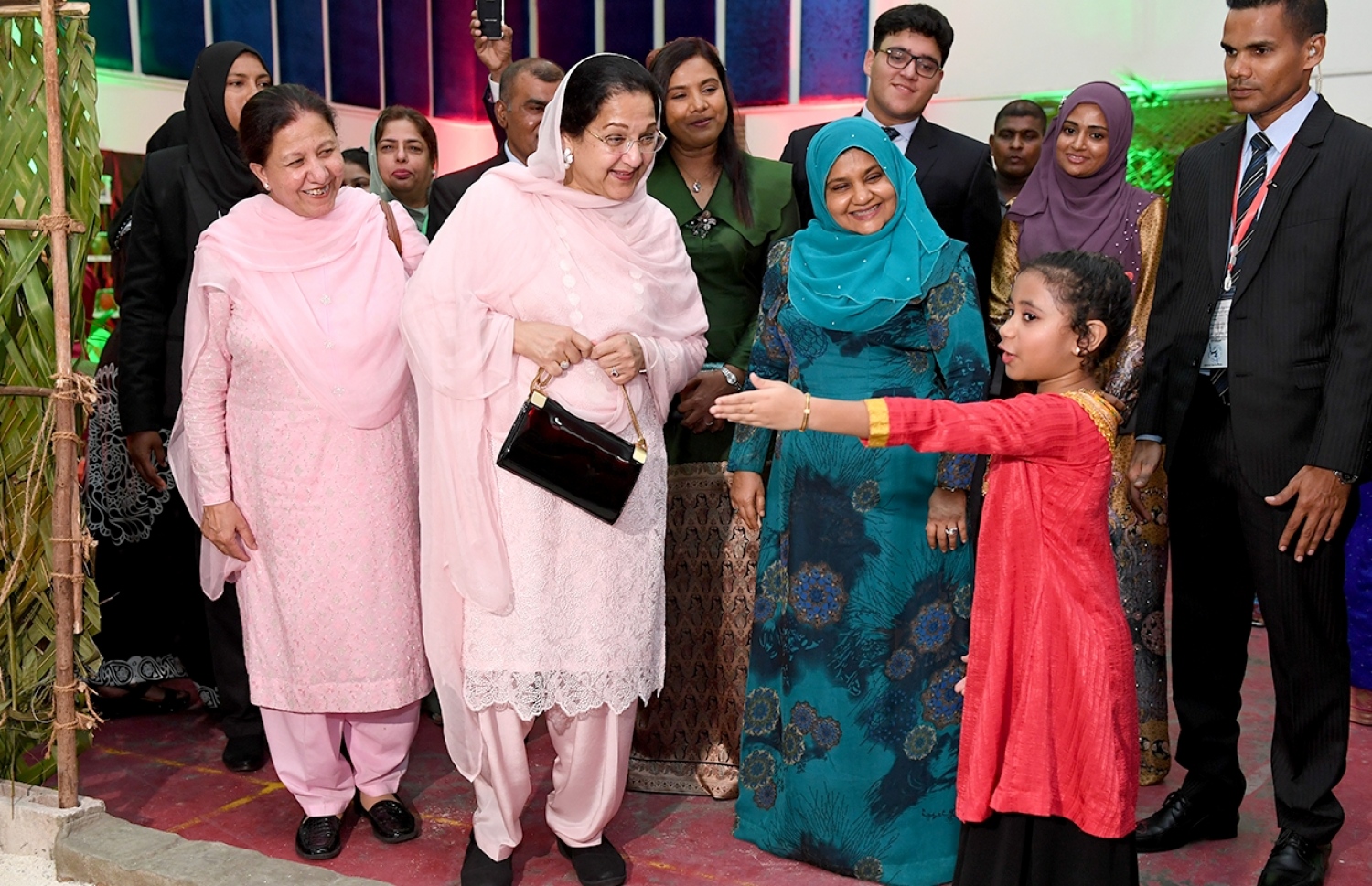 މާލެ: ޖުލައި 25، 2017: ރައީސް ޔާމީންގެ އަނބިކަނބަލުންނާއި ޕާކިސްތާނުގެ ބޮޑުވަޒީރުގެ އަނބިކަނބަލުން، ޖަމާލުއްދީން ސްކޫލަށް ކުރެއްވި ޒިޔާރަތުގައި ސްކޫލުގެ ދަރިވަރަކު އެތަނުގައި ކުރިއަށް ގެންދިޔަ އައިޓަމަކާ ބެހޭ ގޮތުން މައުލޫމާތު ދެނީ.-- ފޮޓޯ: ރައީސް އޮފީސް