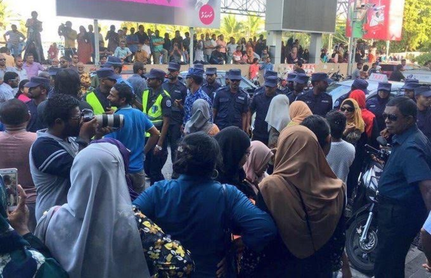 އެމްޑީޕީ ހަރުގެ ކުރިމަތީގައި ބޭއްވި އެއްވުމެއް ހުއްޓުވައި އެ ސަރަހައްދުން މީހުން ފޮނުވާލަން ފުލުހުން މަސައްކަތްކުރަނީ. ފޮޓޯ: އެމްޑީޕީ