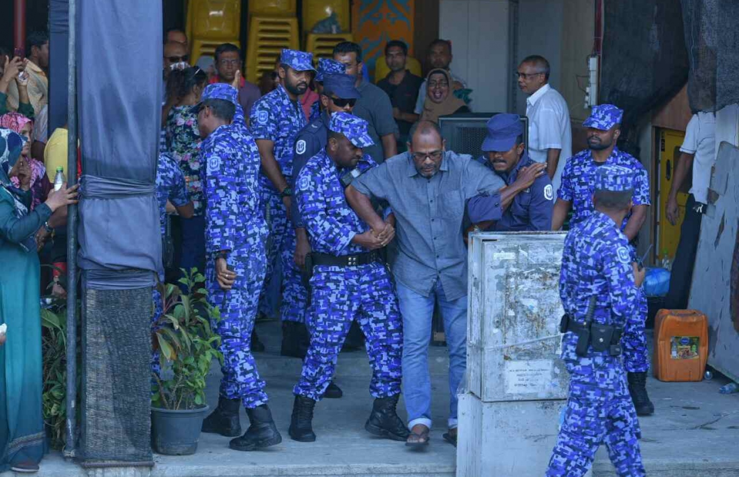 މިދިޔަ މަހުގެ 26 ގައި އިދިކޮޅު ފަރާތްތަކުން އެމްޑީޕީގެ ހަރުގެ ކުރިމަތީގައި ބޭއްވި އެއްވުން ރޫޅާލުމުގެ ތެރޭގައި، ހަރުގެ ތެރެއިން އެ ޕާޓީގެ އިސް އެކްޓިވިސްޓަކު ހައްޔަރުކުރަނީ.---މިހާރު ފޮޓޯ: ހުސެއިން ވަހީދު