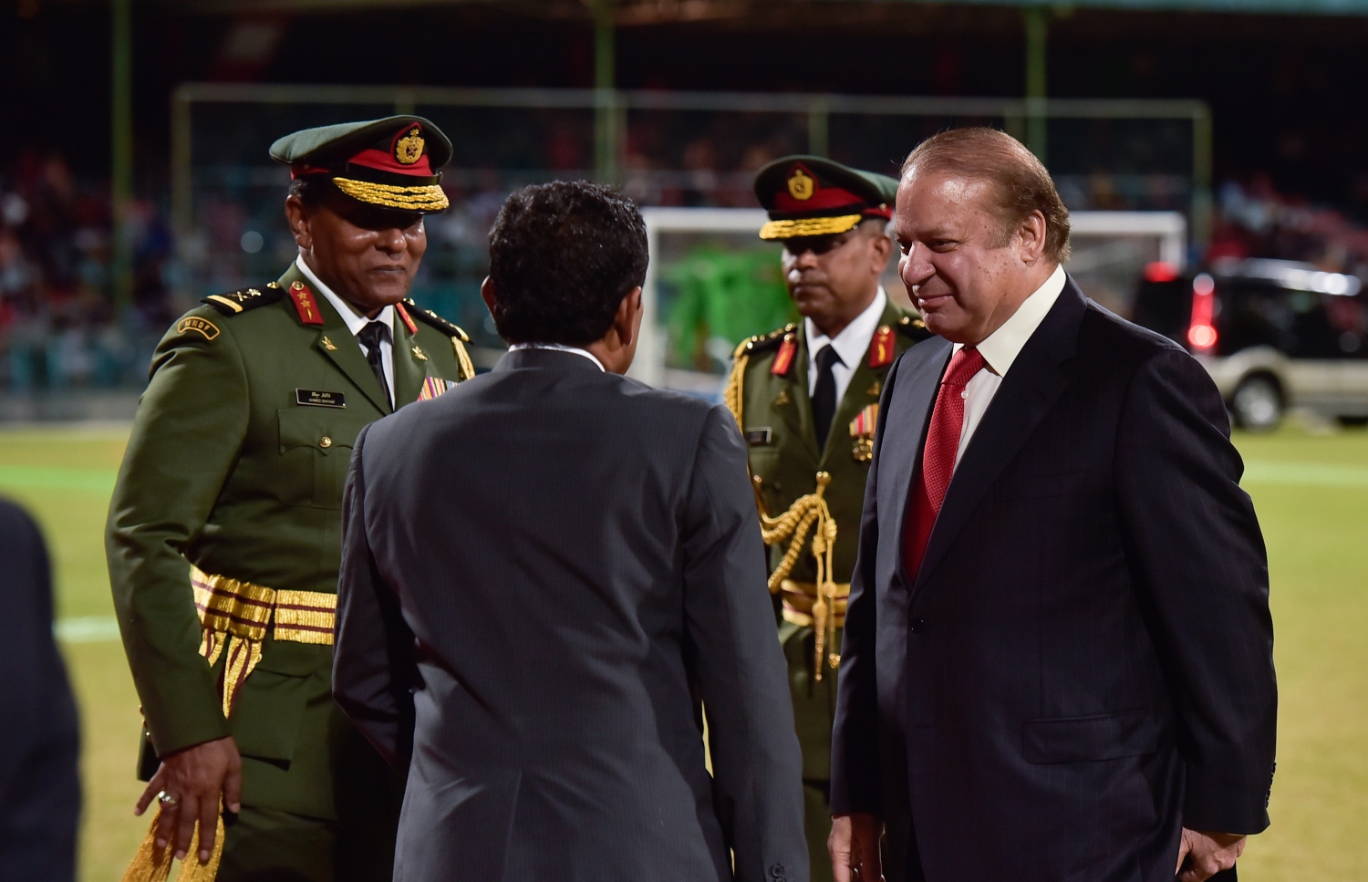 މާލެ: ޖުލައި 26، 2017: މި އަހަރުގެ މިނިވަން ދުވަހާ ގުޅިގެން ގަލޮޅު ދަނޑުގައި ބޭއްވި ހެވިކަމާއި ކުޅިވަރުގެ އައިޓަމްތައް ޝަރަފުވެރި ކޮށްދެއްވުމަށް ޕާކިސްތާނުގެ ބޮޑުވަޒީރު ނަވާޒް ޝަރީފް ވަޑައިގަތުމުން، ރައީސް ޔާމީން މަރުހަބާ ދަންނަވަނީ.---މިހާރު ފޮޓޯ: ހުސެއިން ވަހީދު