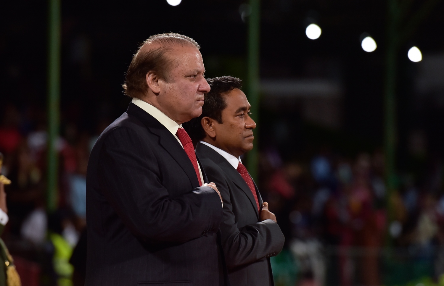 މާލެ: ޖުލައި 26، 2017: މި އަހަރުގެ މިނިވަން ދުވަހާ ގުޅިގެން ގަލޮޅު ދަނޑުގައި ބޭއްވި ހެވިކަމާއި ކުޅިވަރުގެ އައިޓަމްތައް ޝަރަފުވެރި ކޮށްދެއްވި ރާއްޖޭގެ ރައީސް އަބްދުﷲ ޔާމީނާއި ޕާކިސްތާނުގެ ބޮޑުވަޒީރު ނަވާޒް ޝަރީފް ދެ ގައުމުގެ ގައުމީ ސަލާމަށް މަޑުކޮށްލައްވައިގެން.---މިހާރު ފޮޓޯ: ހުސެއިން ވަހީދު