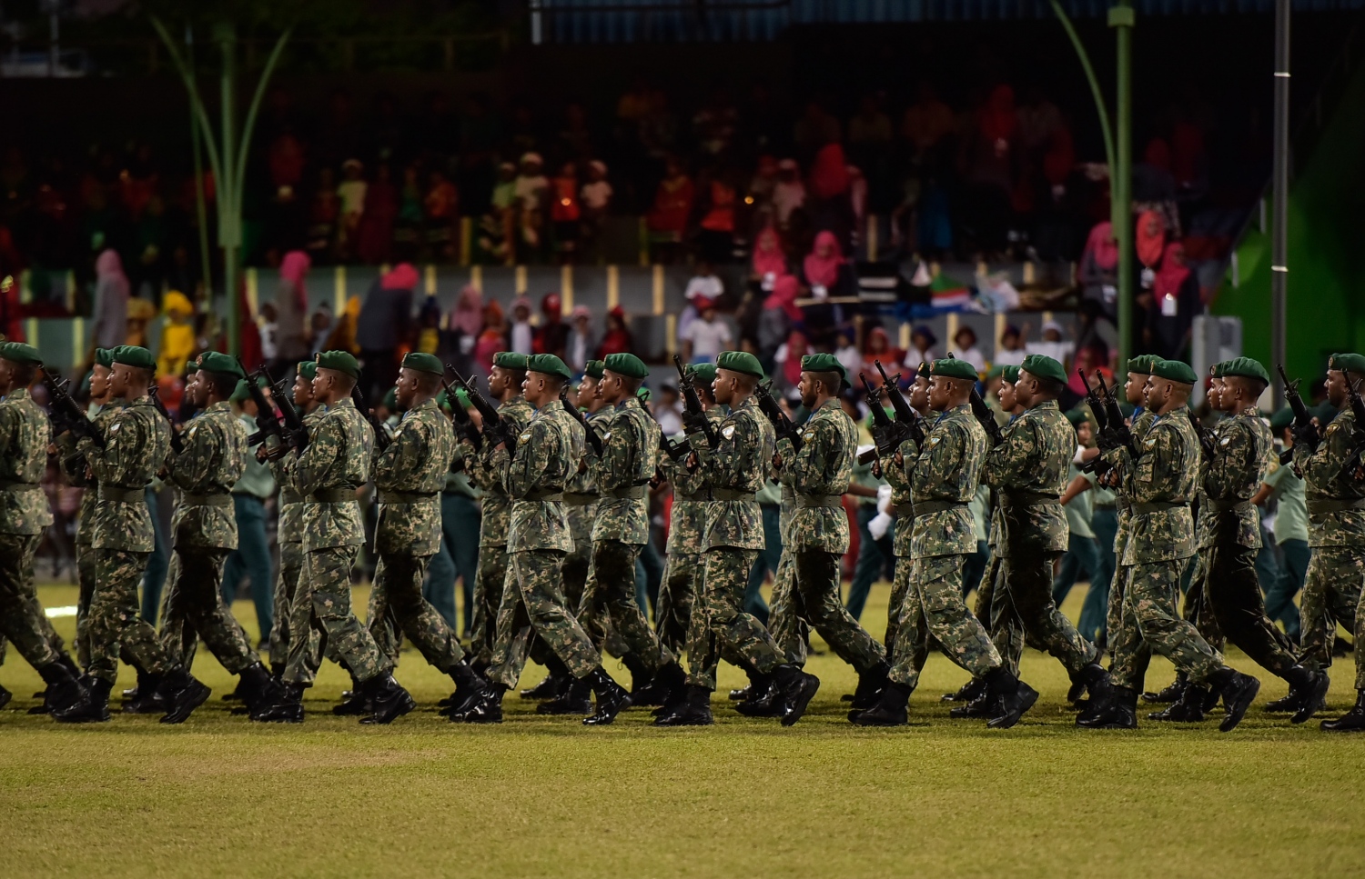 މާލެ: ޖުލައި 26، 2017: މި އަހަރުގެ މިނިވަން ދުވަހާ ގުޅިގެން ގަލޮޅު ދަނޑުގައި ބޭއްވި ހެވިކަމާއި ކުޅިވަރުތަކުގެ ތެރެއިން ސިފައިންގެ ރޫޓްމާޗް.---މިހާރު ފޮޓޯ: ހުސެއިން ވަހީދު