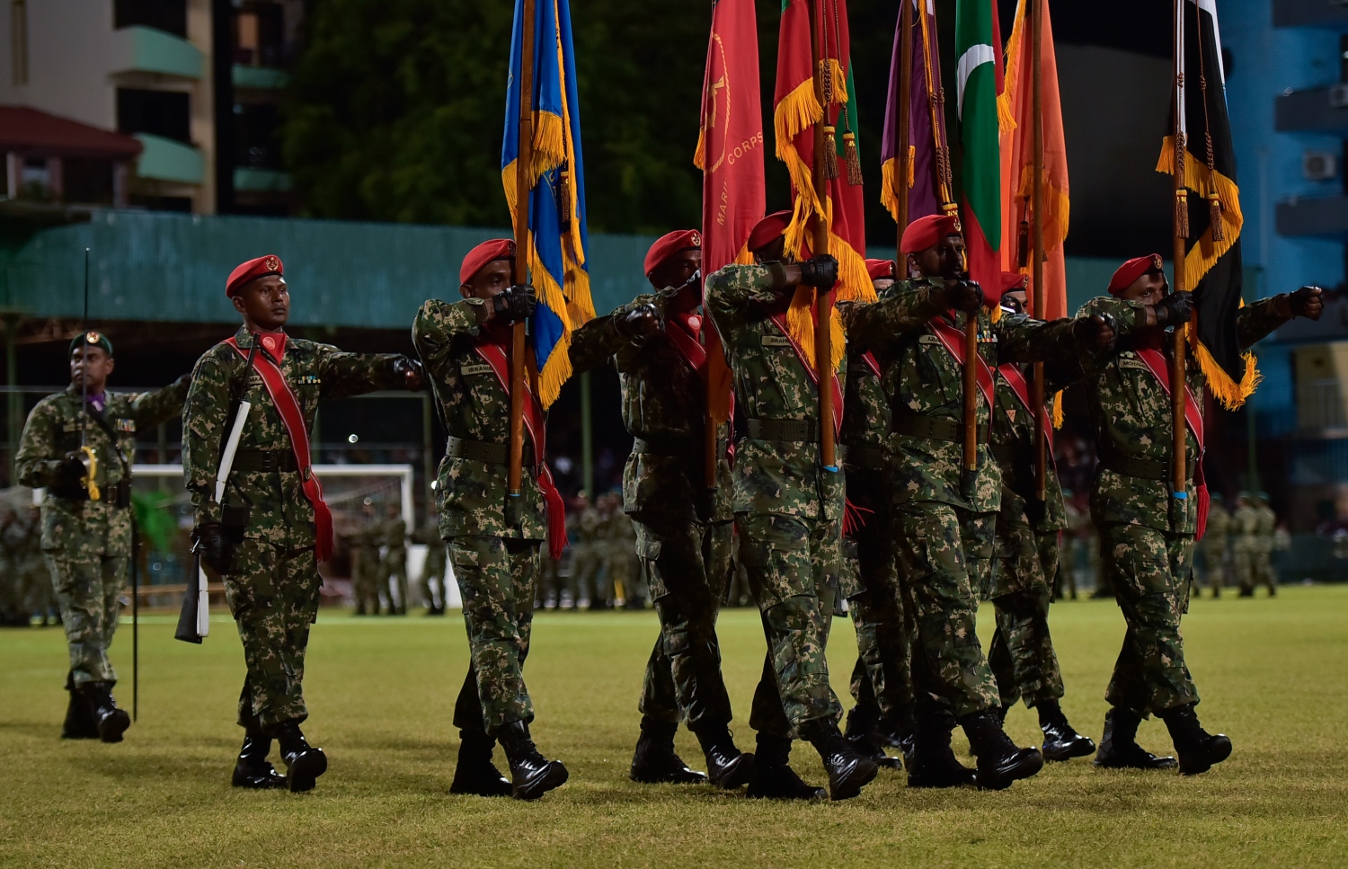 މާލެ: ޖުލައި 26، 2017: މި އަހަރުގެ މިނިވަން ދުވަހާ ގުޅިގެން ގަލޮޅު ދަނޑުގައި ބޭއްވި ހެވިކަމާއި ކުޅިވަރުތަކުގެ ތެރެއިން ސިފައިންގެ ރޫޓްމާޗް.---މިހާރު ފޮޓޯ: ހުސެއިން ވަހީދު