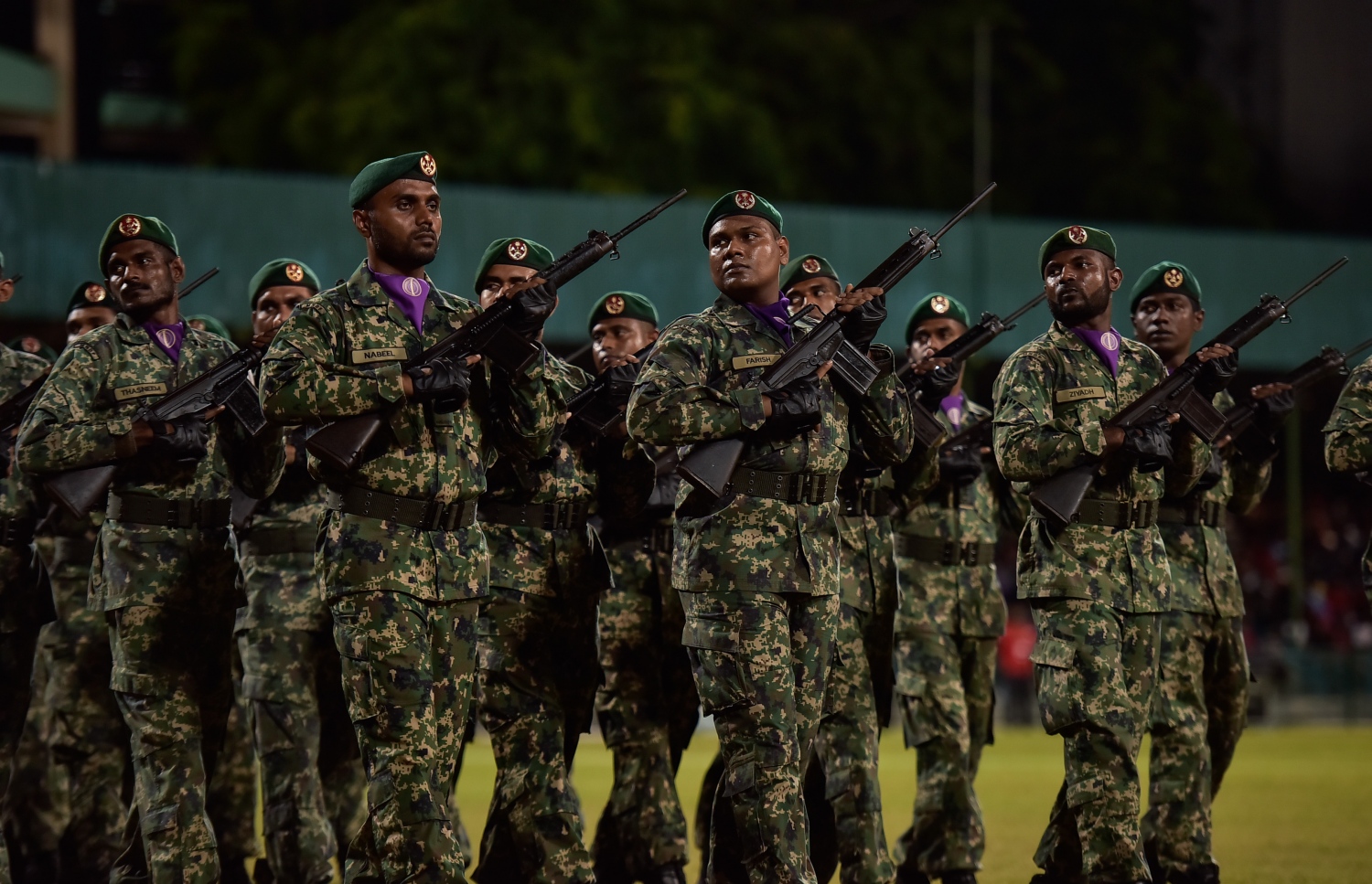 މާލެ: ޖުލައި 26، 2017: މި އަހަރުގެ މިނިވަން ދުވަހާ ގުޅިގެން ގަލޮޅު ދަނޑުގައި ބޭއްވި ހެވިކަމާއި ކުޅިވަރުތަކުގެ ތެރެއިން ސިފައިންގެ ރޫޓްމާޗް.---މިހާރު ފޮޓޯ: ހުސެއިން ވަހީދު