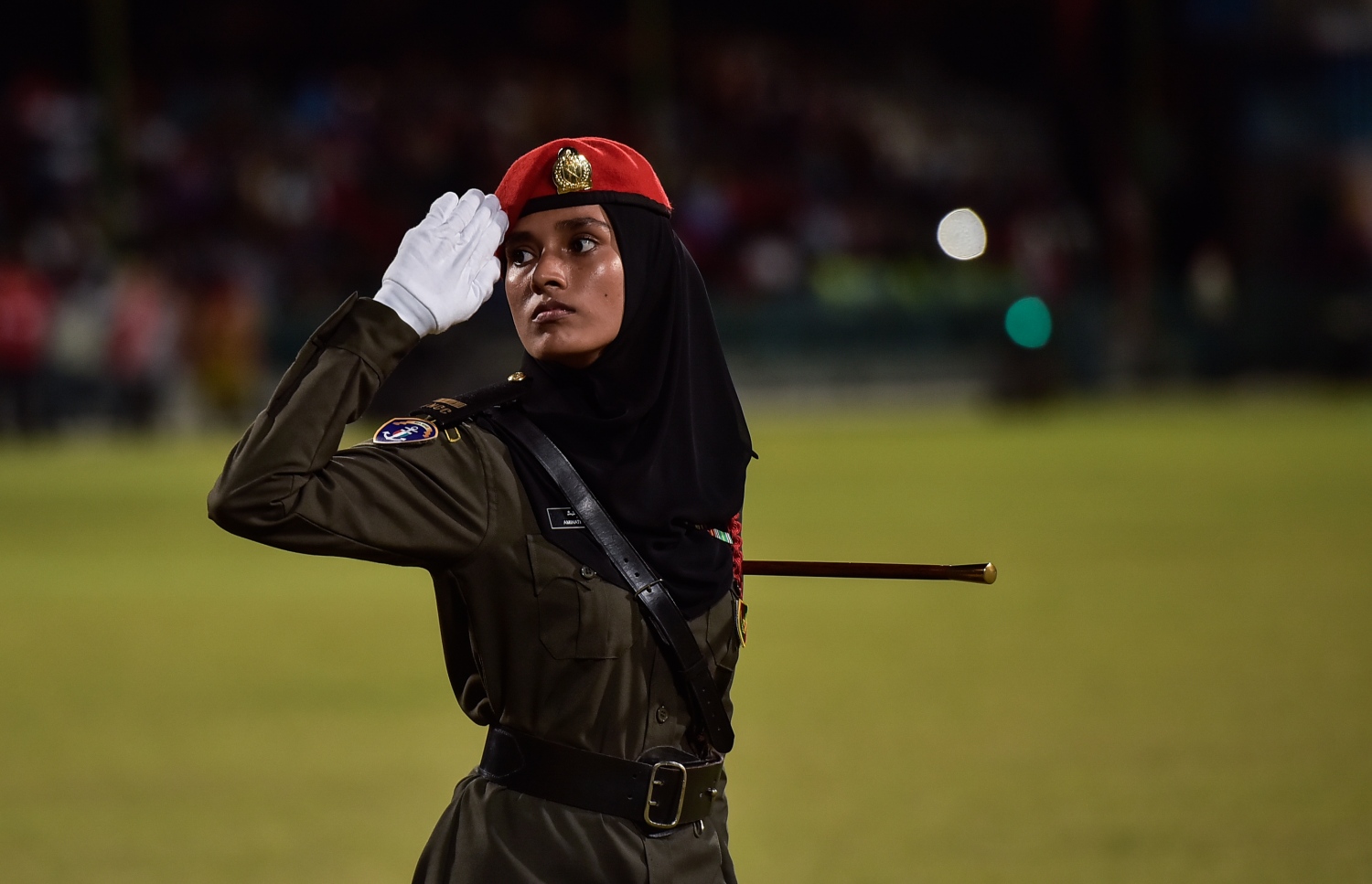 މާލެ: ޖުލައި 26، 2017: މި އަހަރުގެ މިނިވަން ދުވަހާ ގުޅިގެން ގަލޮޅު ދަނޑުގައި ބޭއްވި ހެވިކަމާއި ކުޅިވަރުތަކުގެ ތެރެއިން ކެޑޭޓަކު ސެލިއުޓް ނަގަނީ.---މިހާރު ފޮޓޯ: ހުސެއިން ވަހީދު