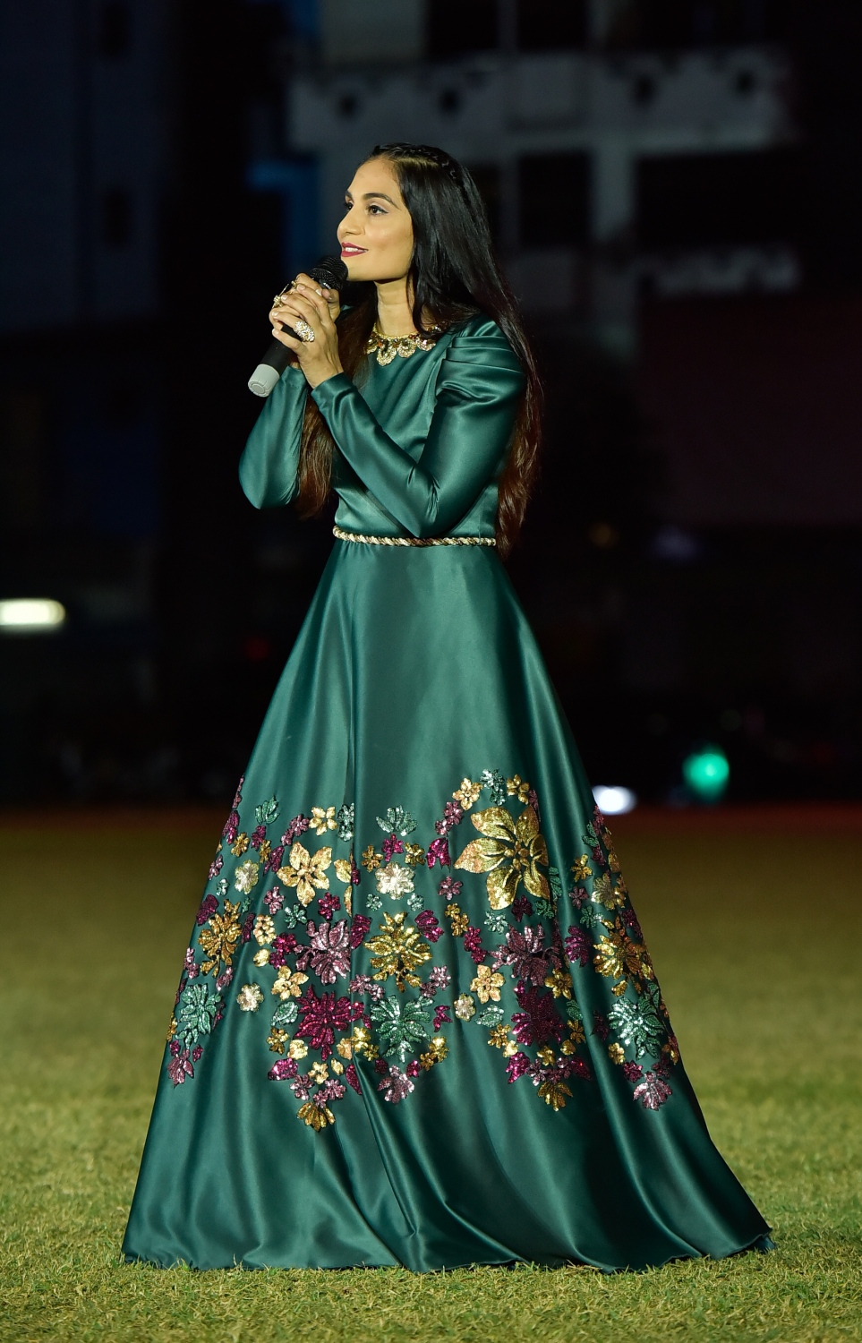 މާލެ: ޖުލައި 26، 2017: މި އަހަރުގެ މިނިވަން ދުވަހާ ގުޅިގެން ގަލޮޅު ދަނޑުގައި ބޭއްވި ހެވިކަމާއި ކުޅިވަރުގެ އައިޓަމްތައް ޝަރަފުވެރި ކޮށްދެއްވި ޕާކިސްތާނުގެ ބޮޑުވަޒީރު ނަވާޒް ޝަރީފަށް މަރުހަބާ ދެންނެވުމުގެ ލަވައެއް ރާފިއަތު ރަމީޒާ ހުށަހަޅައިދެނީ.---މިހާރު ފޮޓޯ: ހުސެއިން ވަހީދު