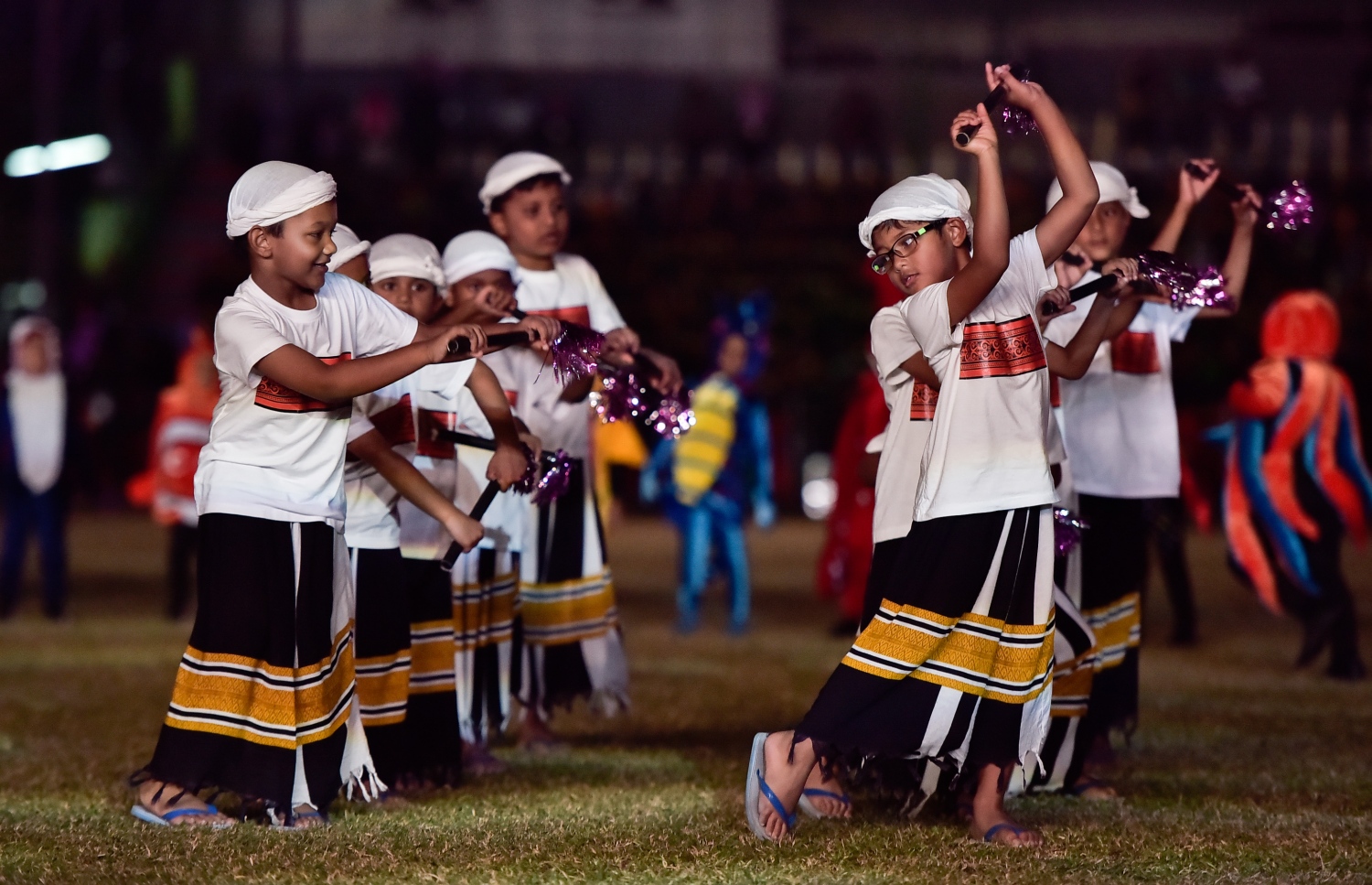 މާލެ: ޖުލައި 26، 2017: މި އަހަރުގެ މިނިވަން ދުވަހާ ގުޅިގެން ގަލޮޅު ދަނޑުގައި ބޭއްވި ކުޅިވަރުތަކުގެ ތެރެއިން ސްކޫލު ކުދިންތަކެއް އައިޓަމެއް ހުށަހަޅައިދެނީ.---މިހާރު ފޮޓޯ: ހުސެއިން ވަހީދު