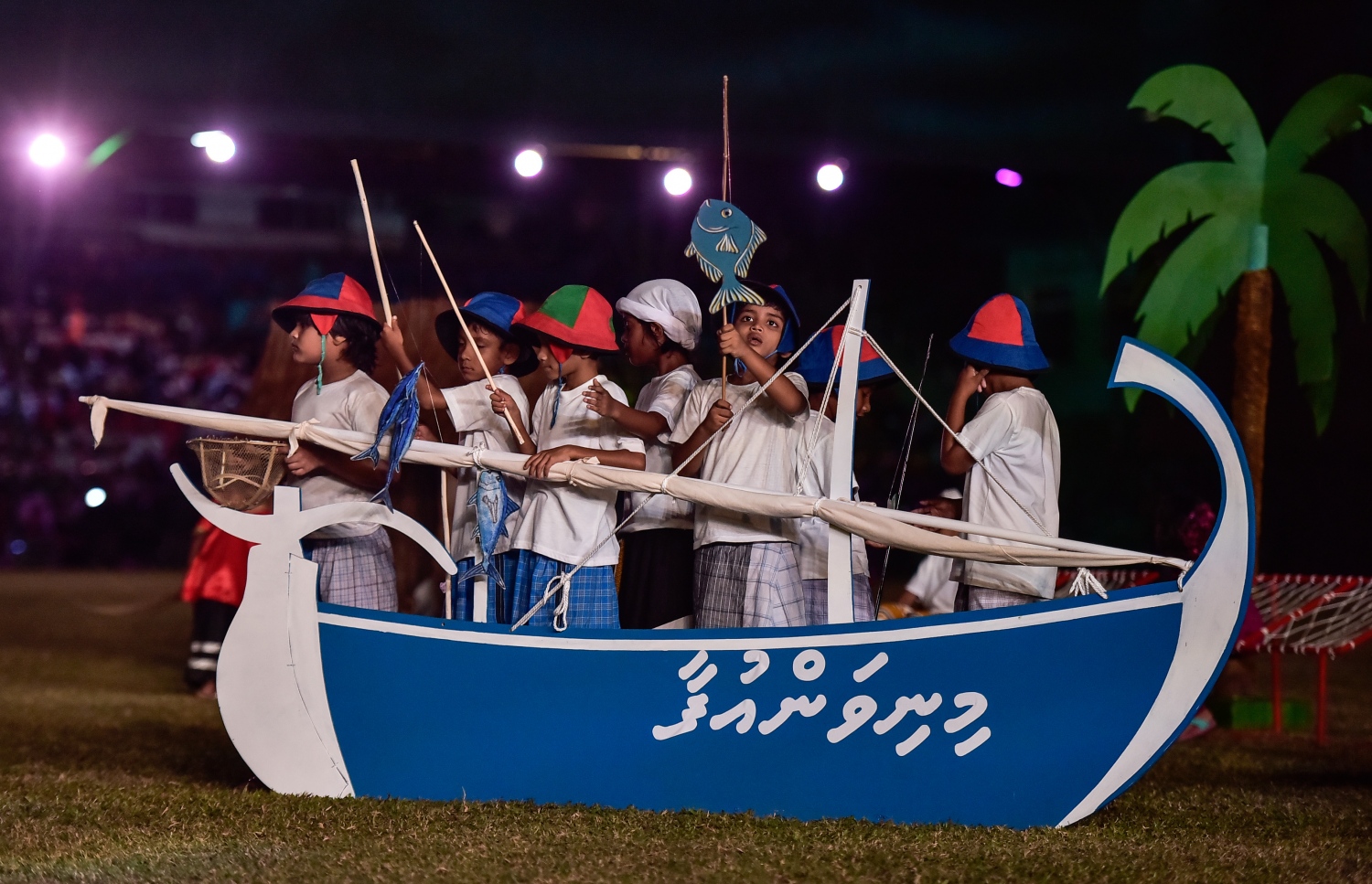 މާލެ: ޖުލައި 26، 2017: މި އަހަރުގެ މިނިވަން ދުވަހާ ގުޅިގެން ގަލޮޅު ދަނޑުގައި ބޭއްވި ކުޅިވަރުތަކުގެ ތެރެއިން ސްކޫލު ކުދިންތަކެއް އައިޓަމެއް ހުށަހަޅައިދެނީ.---މިހާރު ފޮޓޯ: ހުސެއިން ވަހީދު