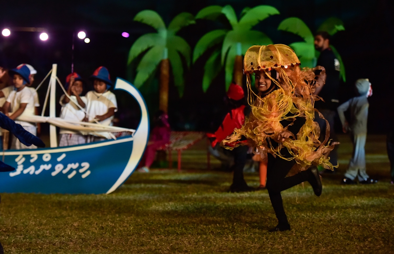 މާލެ: ޖުލައި 26، 2017: މި އަހަރުގެ މިނިވަން ދުވަހާ ގުޅިގެން ގަލޮޅު ދަނޑުގައި ބޭއްވި ކުޅިވަރުތަކުގެ ތެރެއިން ސްކޫލު ކުދިންތަކެއް އައިޓަމެއް ހުށަހަޅައިދެނީ.---މިހާރު ފޮޓޯ: ހުސެއިން ވަހީދު