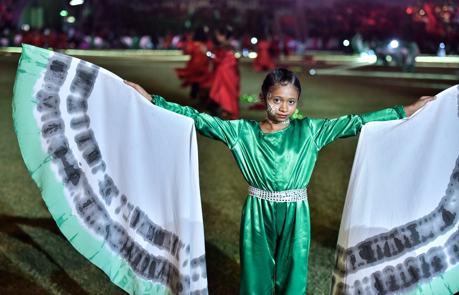 މާލެ: ޖުލައި 26، 2017: މި އަހަރުގެ މިނިވަން ދުވަހާ ގުޅިގެން ގަލޮޅު ދަނޑުގައި ބޭއްވި ކުޅިވަރުތަކުގެ ތެރެއިން ސްކޫލު ކުދިންތަކެއް އައިޓަމެއް ހުށަހަޅައިދެނީ.---މިހާރު ފޮޓޯ: ހުސެއިން ވަހީދު