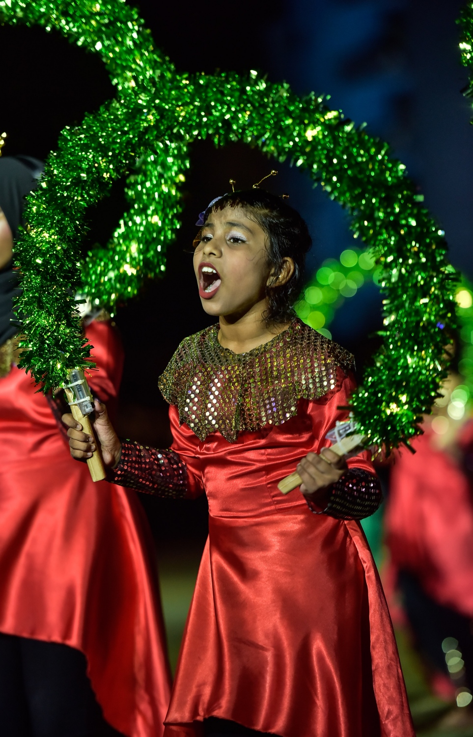 މާލެ: ޖުލައި 26، 2017: މި އަހަރުގެ މިނިވަން ދުވަހާ ގުޅިގެން ގަލޮޅު ދަނޑުގައި ބޭއްވި ކުޅިވަރުތަކުގެ ތެރެއިން ސްކޫލު ކުދިންތަކެއް އައިޓަމެއް ހުށަހަޅައިދެނީ.---މިހާރު ފޮޓޯ: ހުސެއިން ވަހީދު