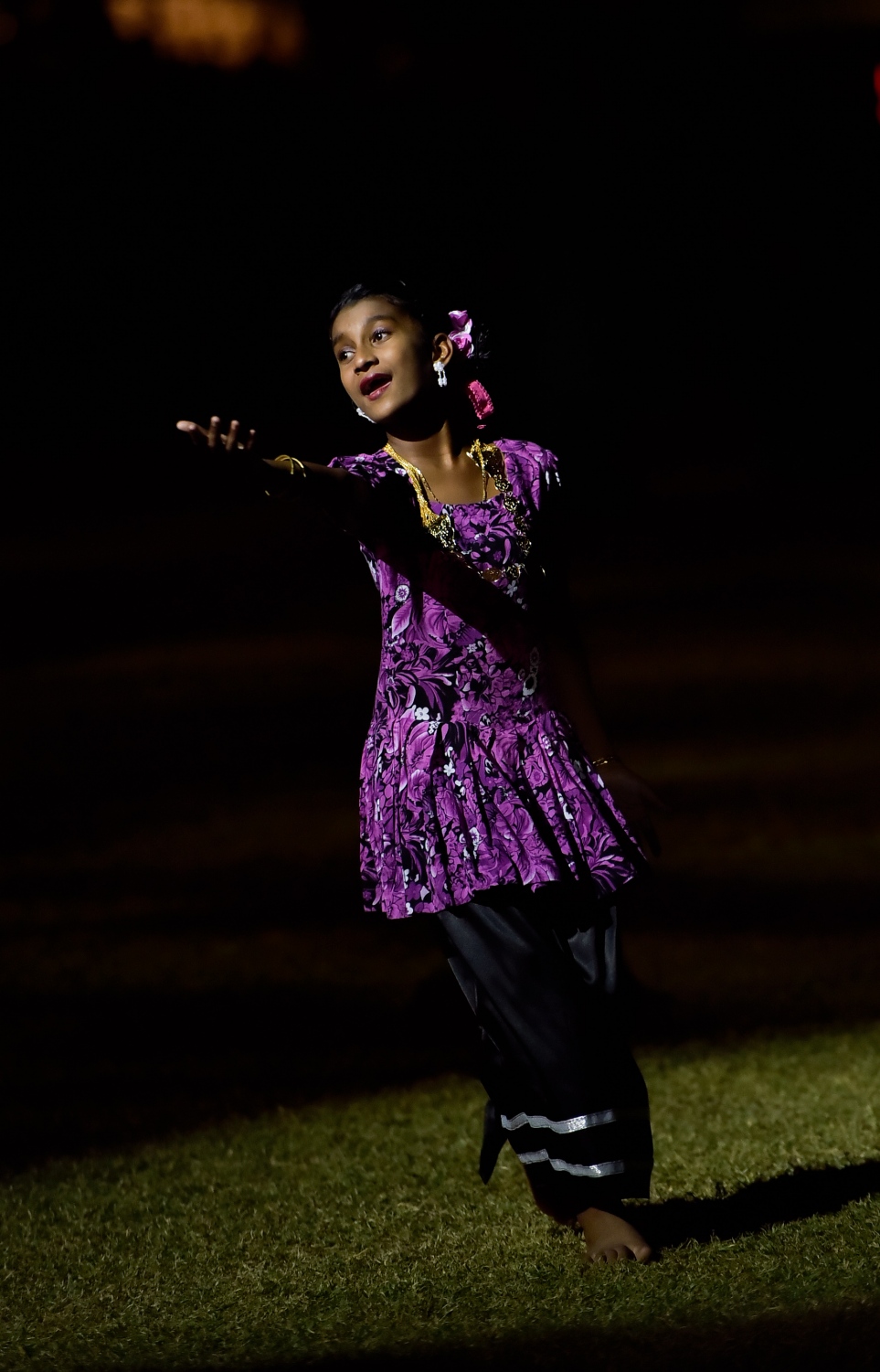 މާލެ: ޖުލައި 26، 2017: މި އަހަރުގެ މިނިވަން ދުވަހާ ގުޅިގެން ގަލޮޅު ދަނޑުގައި ބޭއްވި ކުޅިވަރުތަކުގެ ތެރެއިން ސްކޫލު ކުއްޖަކު އައިޓަމެއް ހުށަހަޅައިދެނީ.---މިހާރު ފޮޓޯ: ހުސެއިން ވަހީދު