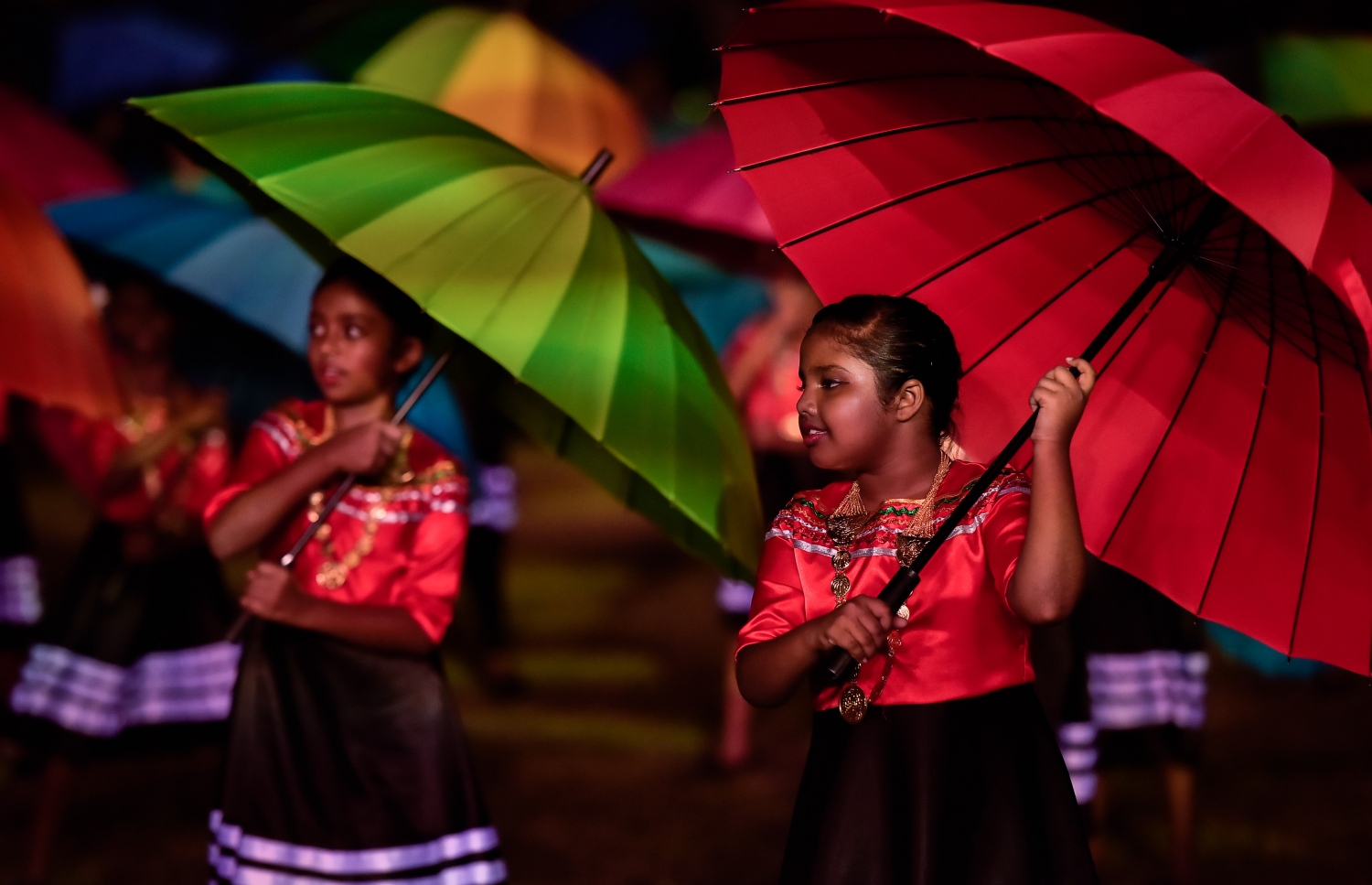 މާލެ: ޖުލައި 26، 2017: މި އަހަރުގެ މިނިވަން ދުވަހާ ގުޅިގެން ގަލޮޅު ދަނޑުގައި ބޭއްވި ކުޅިވަރުތަކުގެ ތެރެއިން ސްކޫލު ކުދިންތަކެއް އައިޓަމެއް ހުށަހަޅައިދެނީ.---މިހާރު ފޮޓޯ: ހުސެއިން ވަހީދު