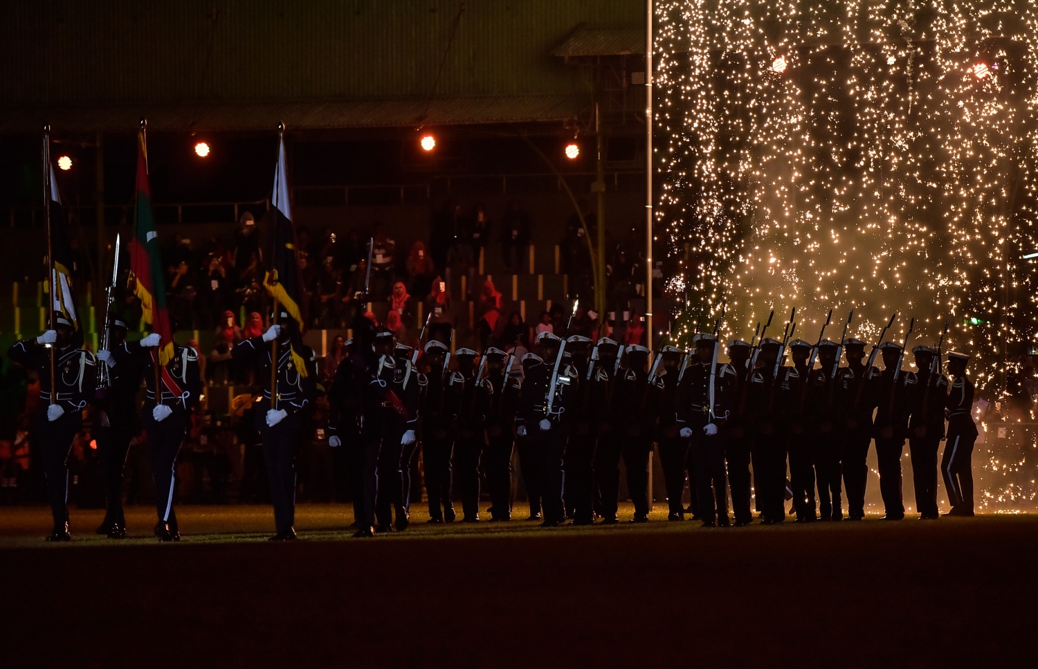 މާލެ: ޖުލައި 26، 2017: މި އަހަރުގެ މިނިވަން ދުވަހާ ގުޅިގެން ގަލޮޅު ދަނޑުގައި ބޭއްވި ކުޅިވަރުތަކުގައި ދިވެހި ސިފައިން ސައިލެންޓް ޑްރިލްއެއް ހުށަހަޅަނީ: ހިތްގައިމު މި ޑްރިލް އަށް ބޮޑު ތަރުހީބެއް ލިބުނު.---މިހާރު ފޮޓޯ: ހުސެއިން ވަހީދު